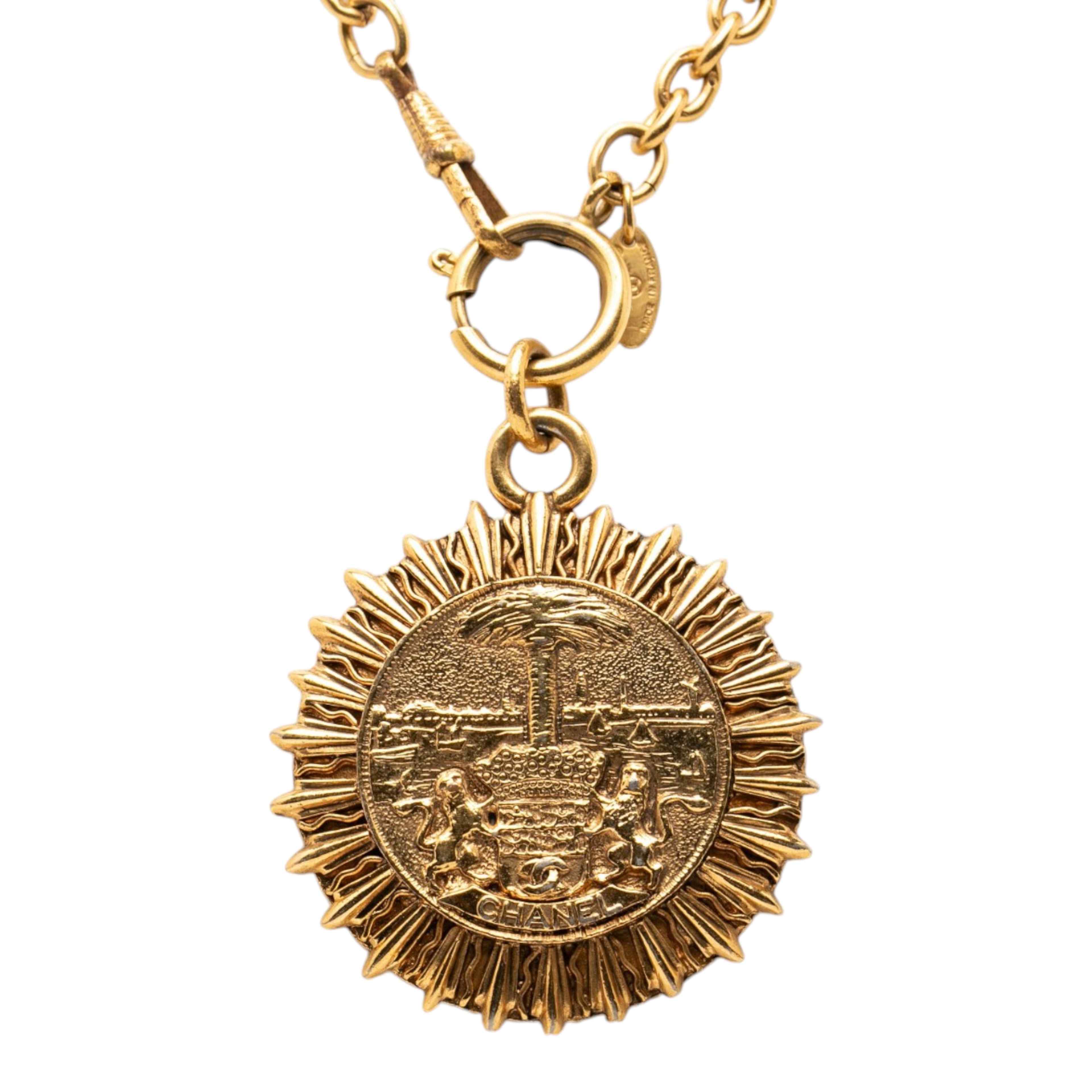 Chanel Gold Plated Medallion Coat Of Arms Sunburst Pendant Necklace, från Luxclusif, i färgen guld. Klicka för att öppna bilden i stort format