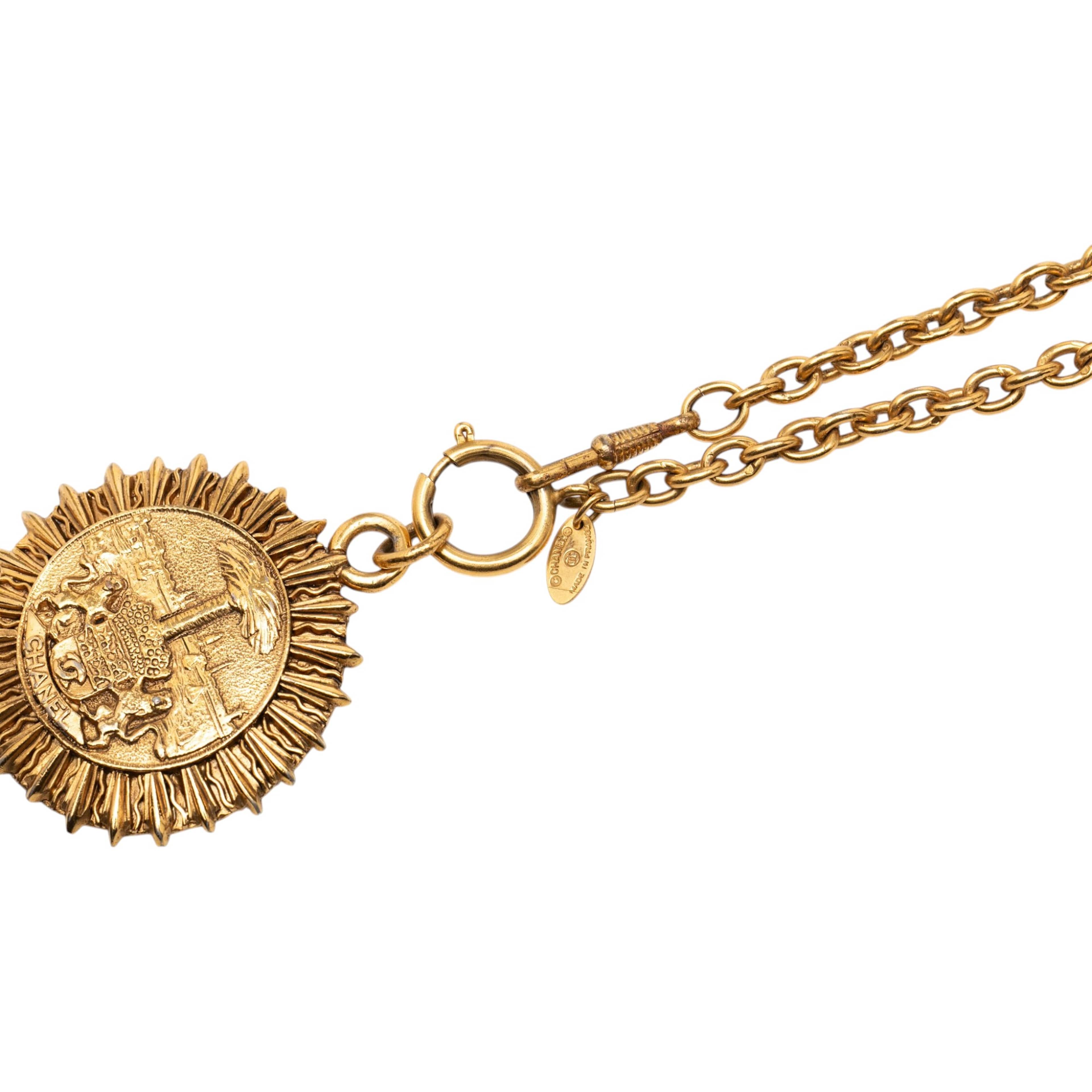 Chanel Gold Plated Medallion Coat Of Arms Sunburst Pendant Necklace, från Luxclusif, i färgen gold. Klicka för att öppna bilden i stort format