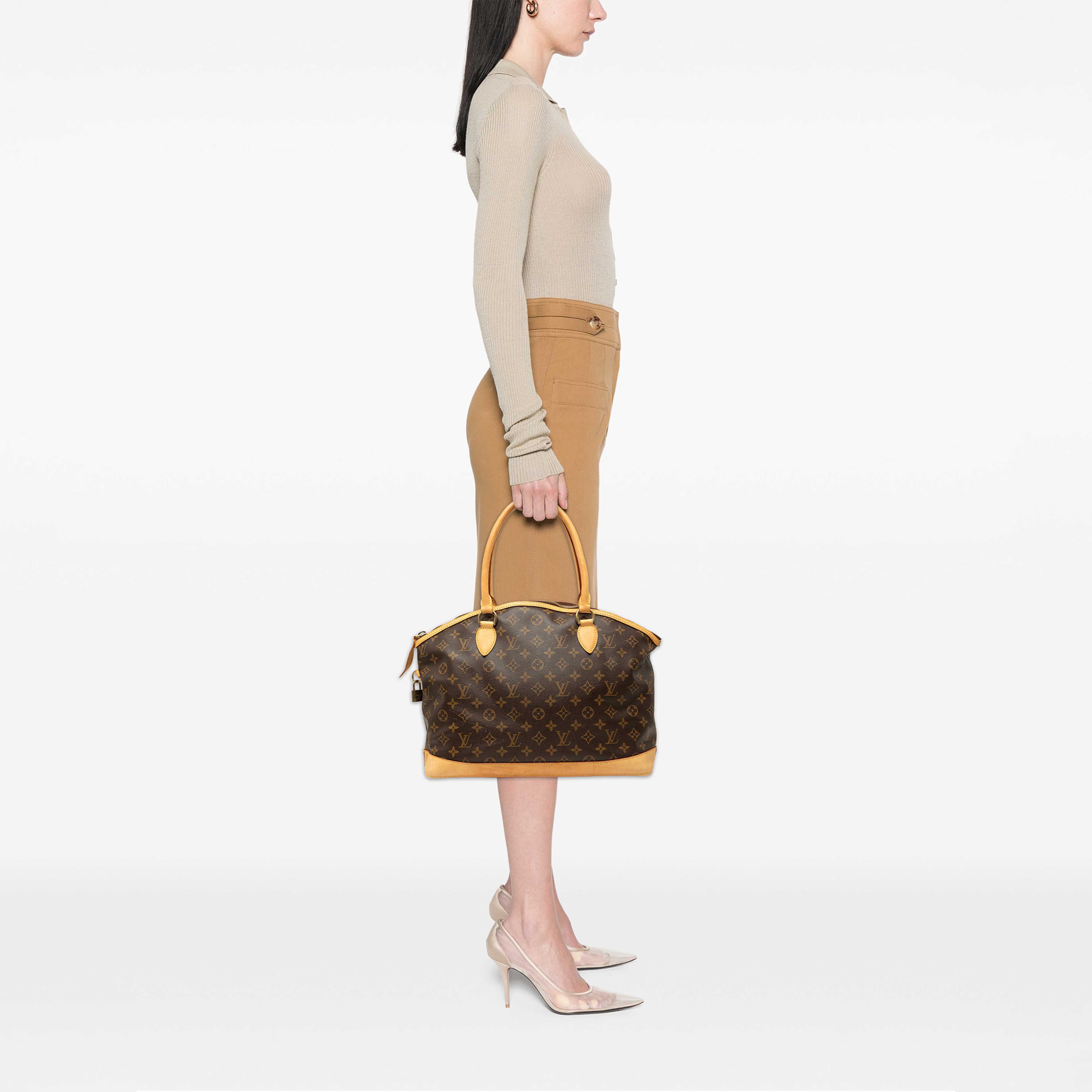 Louis Vuitton Monogram Lockit Horizontal, från Luxclusif, i färgen brun. Klicka för att öppna bilden i stort format
