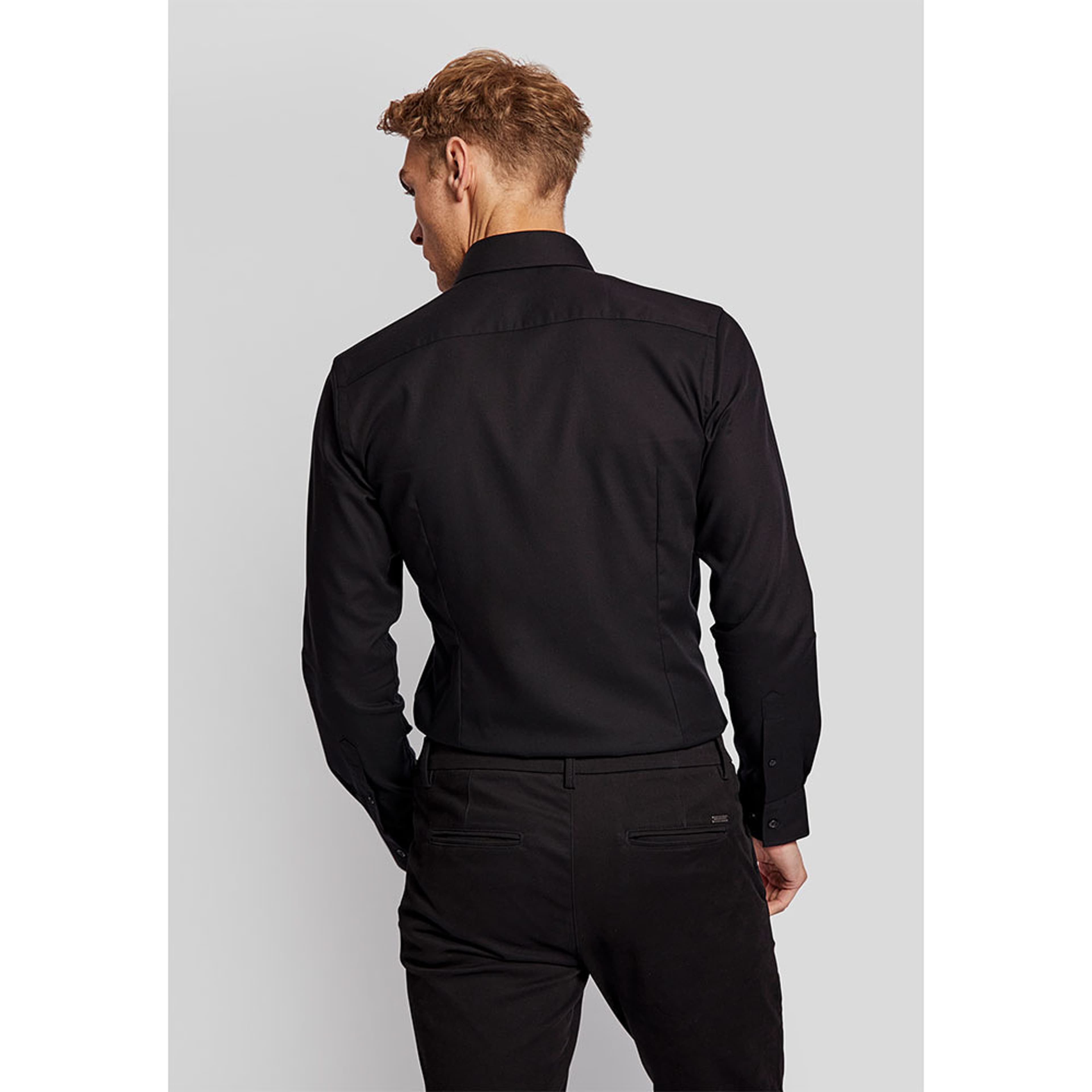 Begovic modern fit shirt, från Bruun & Stengade, i färgen Black.