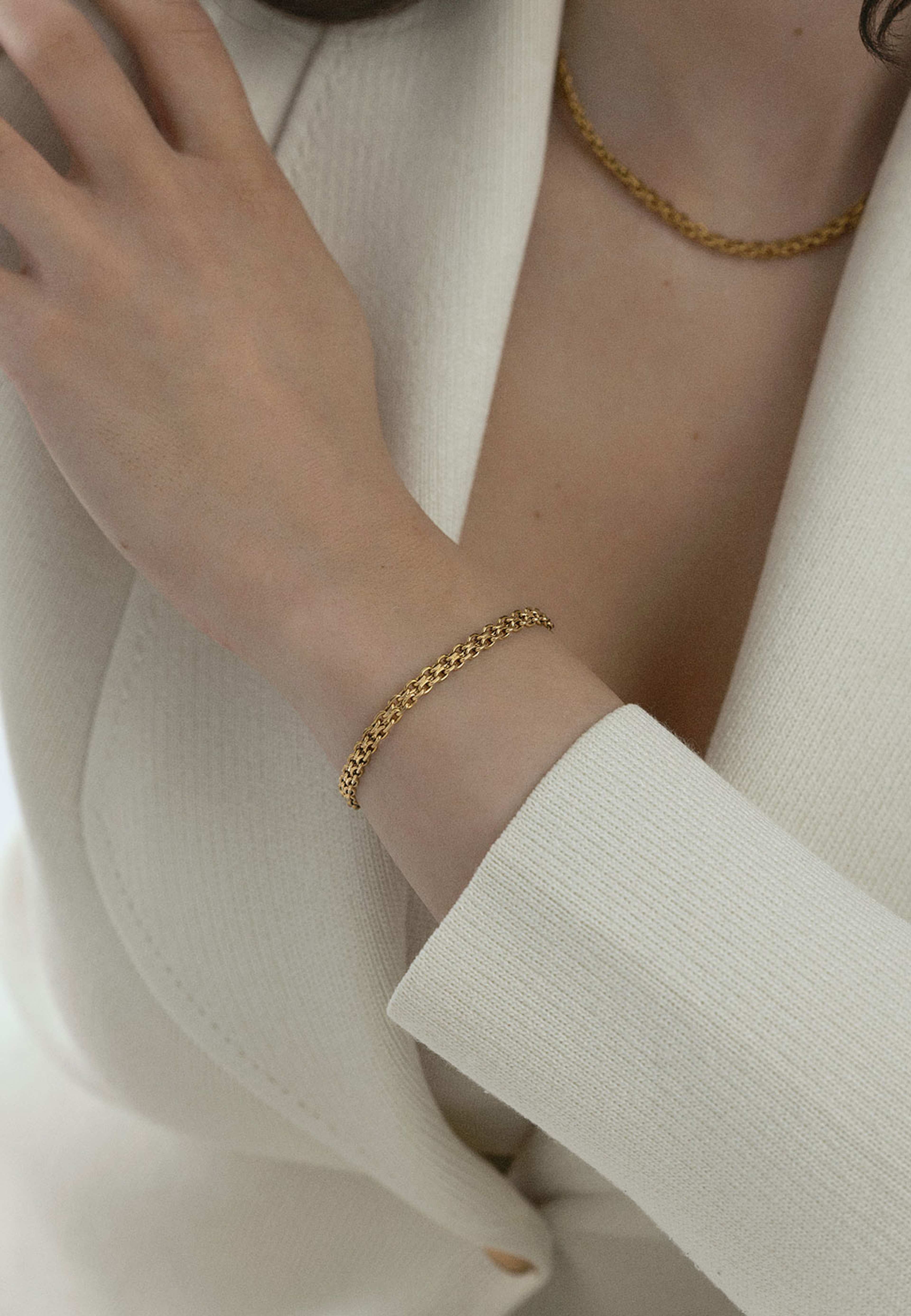 Darling Gold Medium Bracelet, från Mockberg, i färgen Gold. Klicka för att öppna bilden i stort format