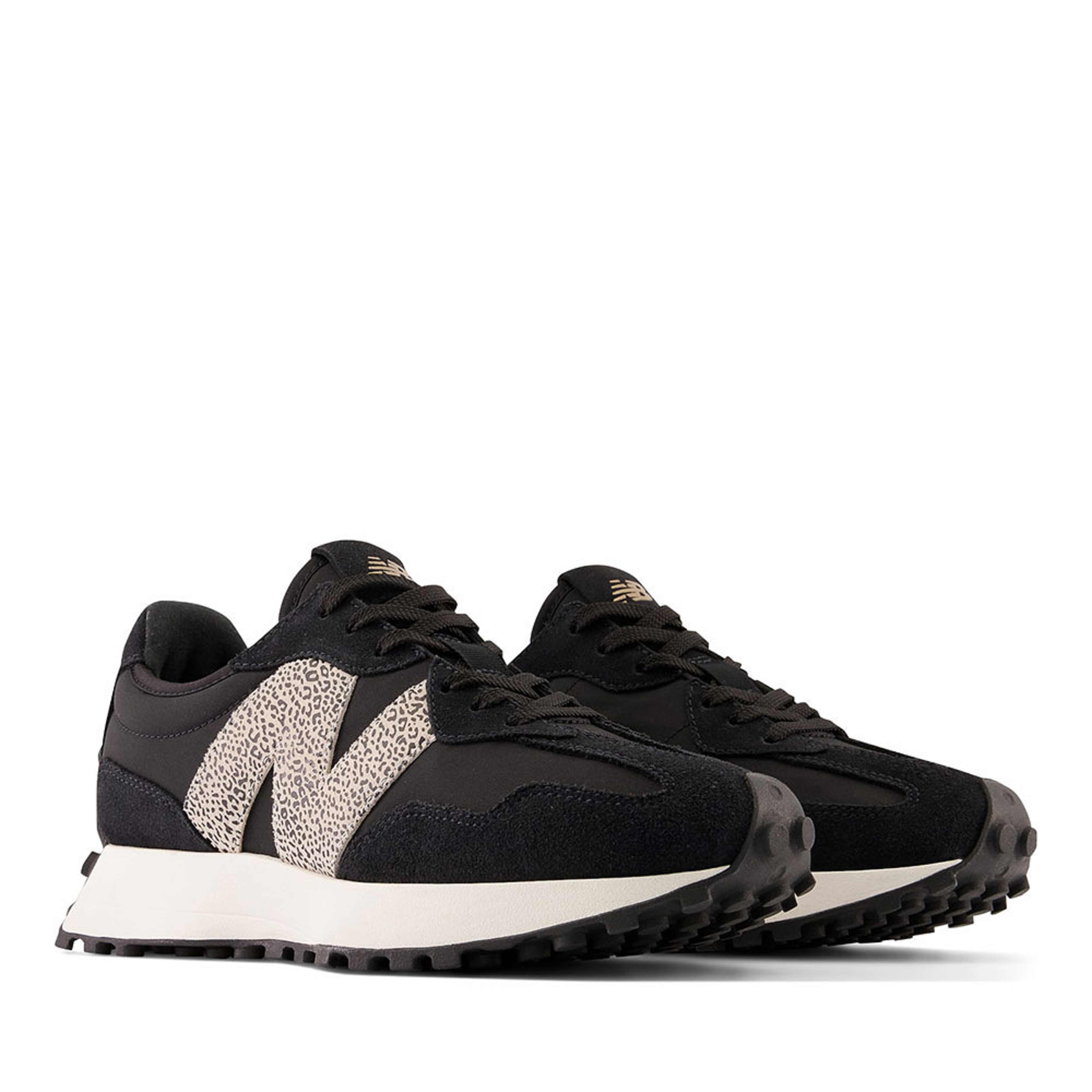 Sneakers WS327PH, från New Balance, i färgen Black. Klicka för att öppna bilden i stort format