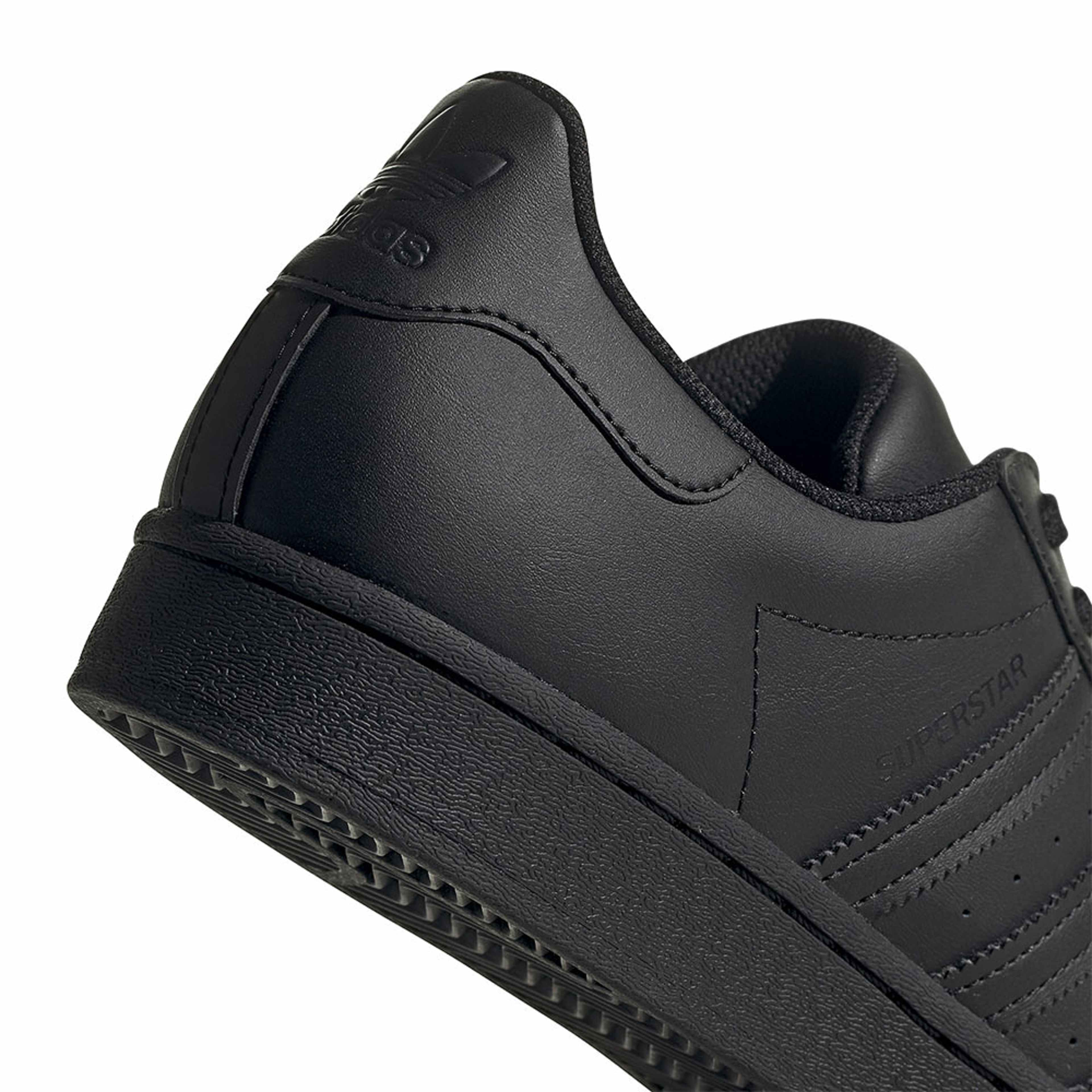 Superstar Shoes, från Adidas Originals, i färgen Black/Black. Klicka för att öppna bilden i stort format