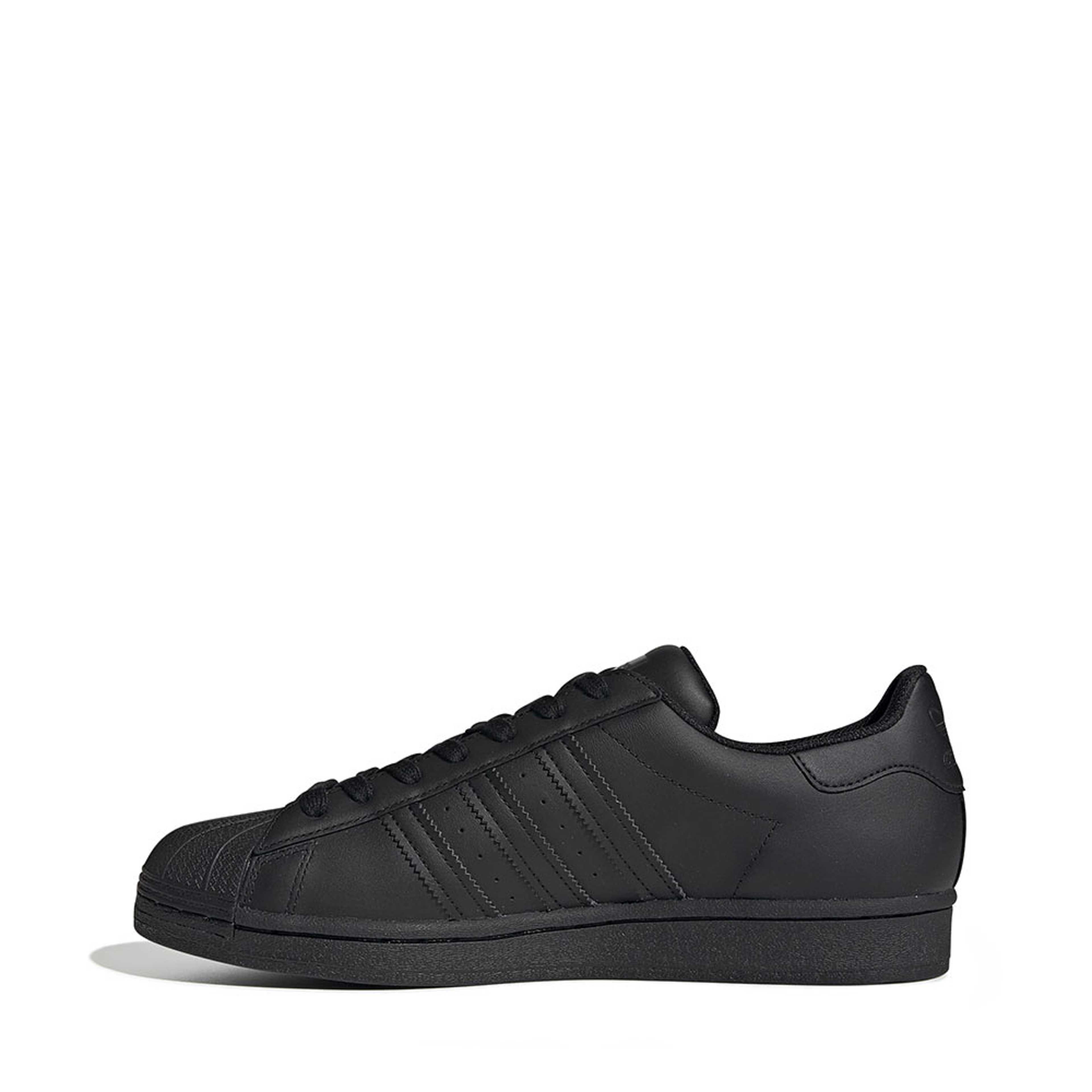 Superstar Shoes, från Adidas Originals, i färgen Black/Black. Klicka för att öppna bilden i stort format