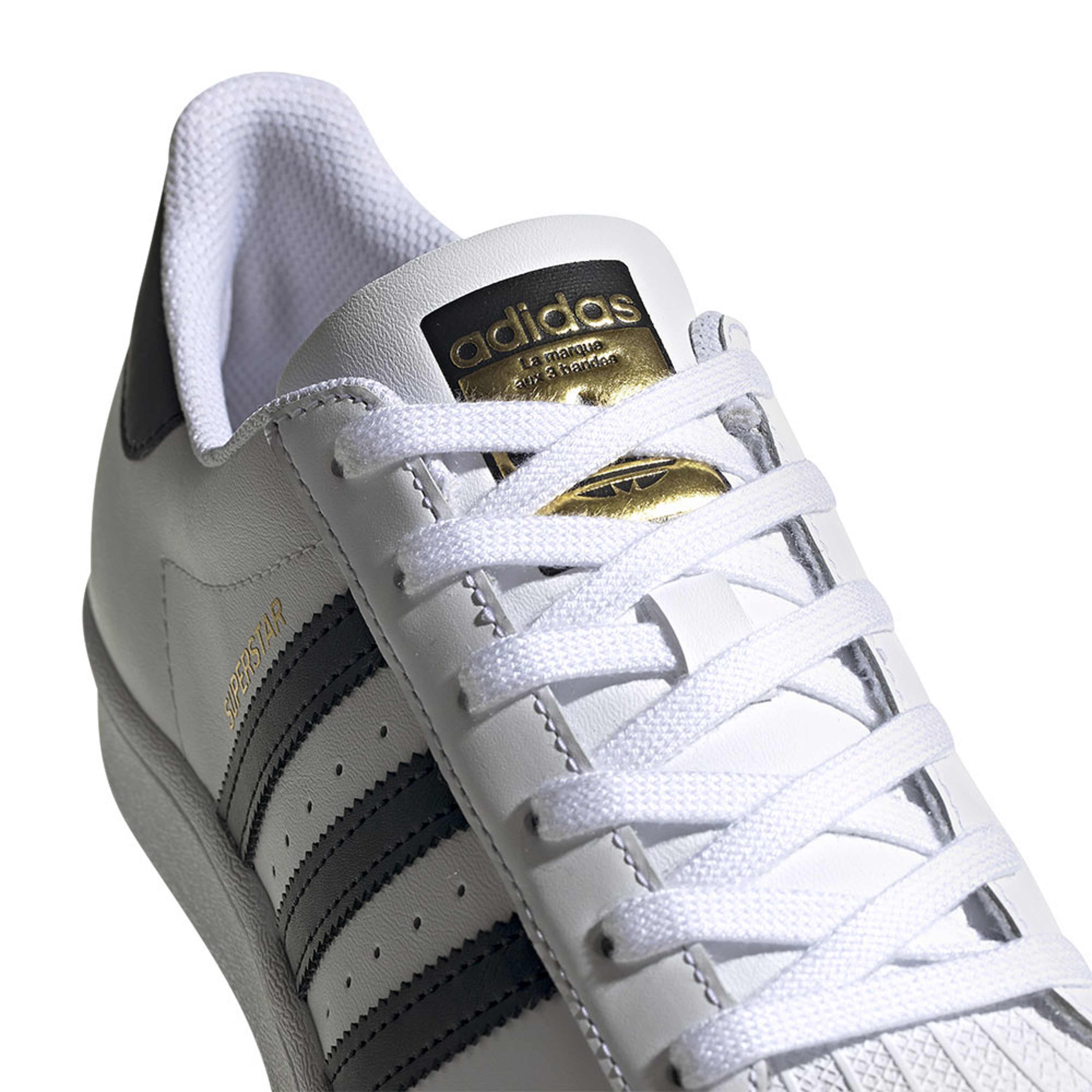 Superstar Shoes, från Adidas Originals, i färgen White/Black. Klicka för att öppna bilden i stort format