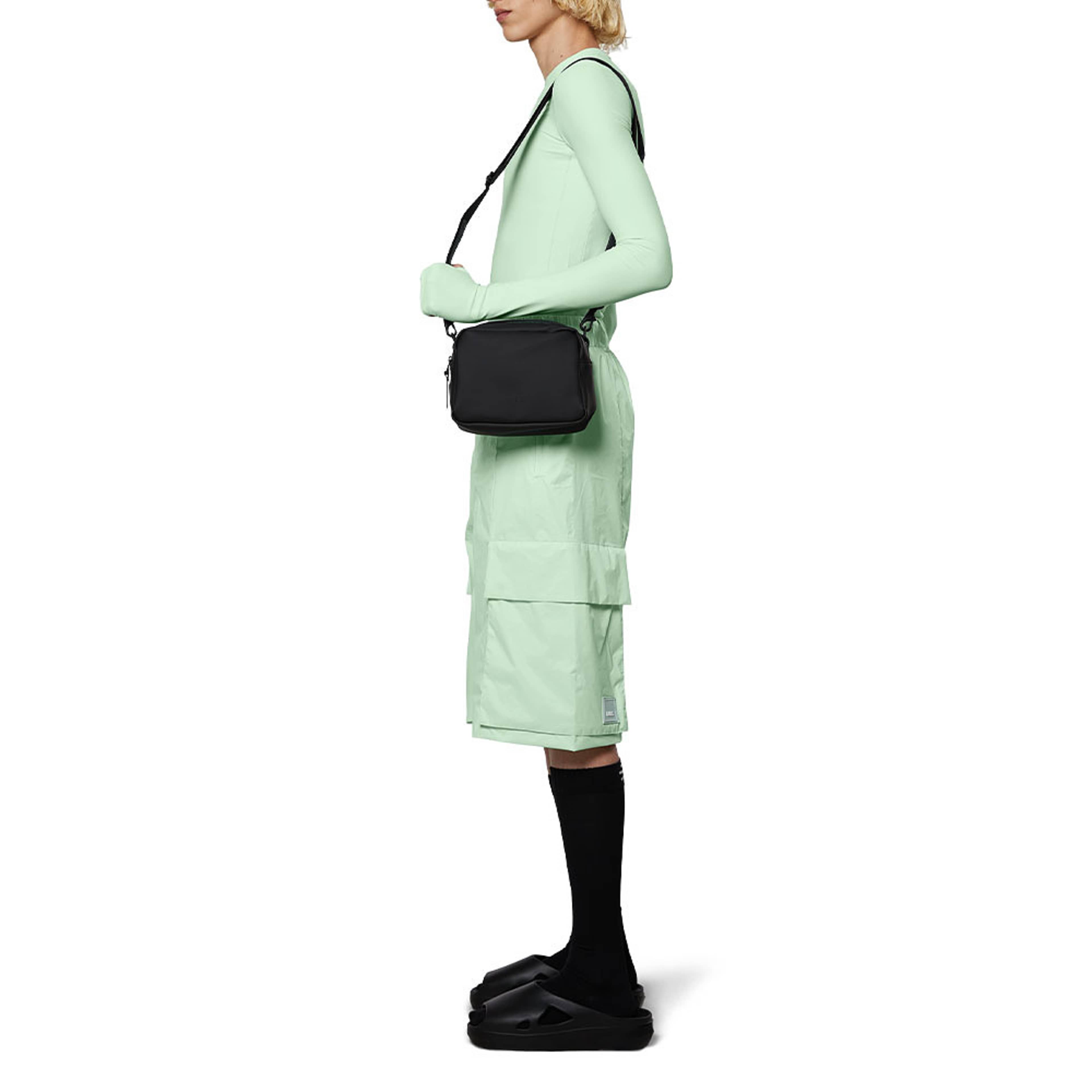 Box Bag, från Rains, i färgen Black. Klicka för att öppna bilden i stort format
