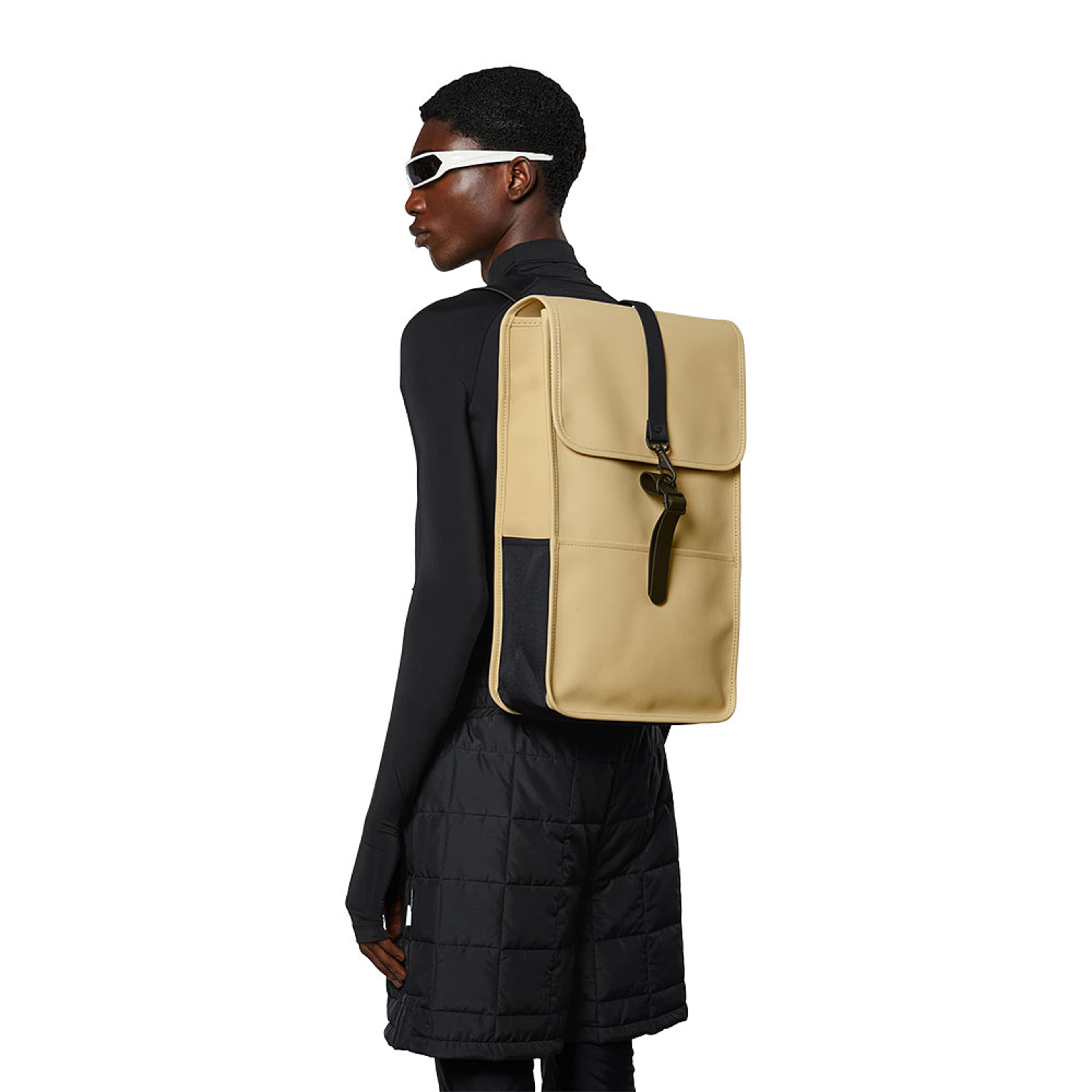 Backpack, från Rains, i färgen Sand. Klicka för att öppna bilden i stort format