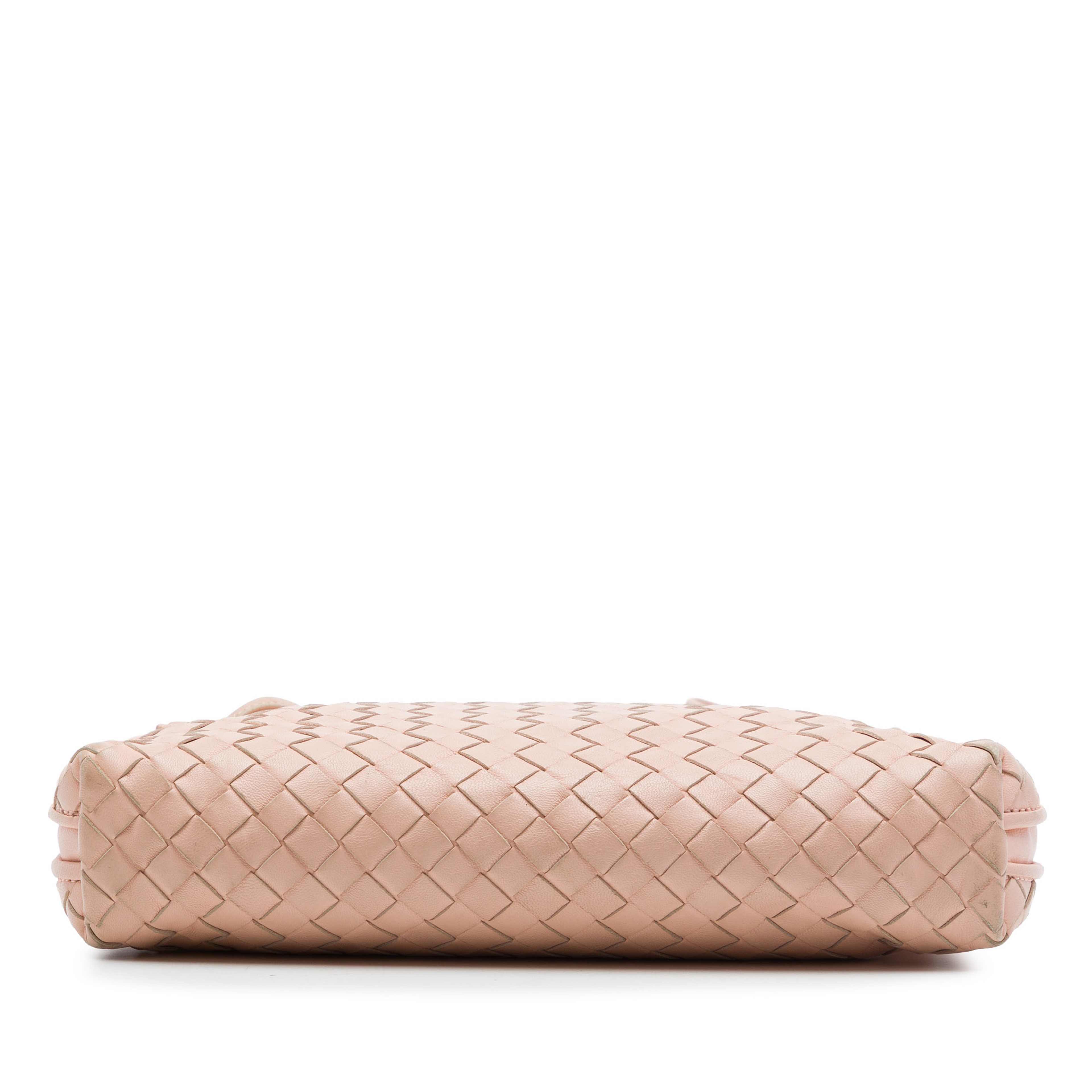 Bottega Veneta Nappa Intrecciato Nodini Crossbody, från Luxclusif, i färgen rosa. Klicka för att öppna bilden i stort format