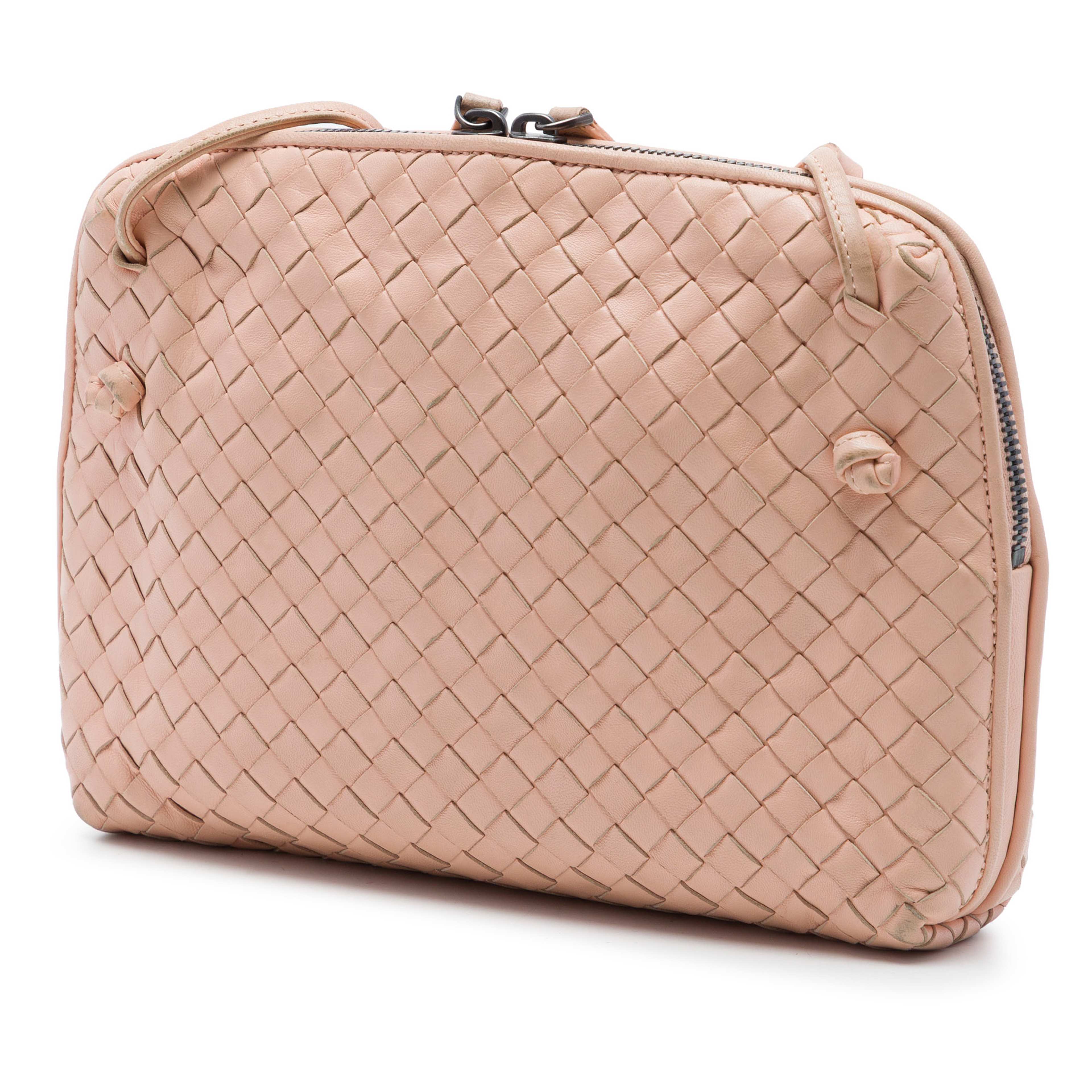 Bottega Veneta Nappa Intrecciato Nodini Crossbody, från Luxclusif, i färgen rosa. Klicka för att öppna bilden i stort format