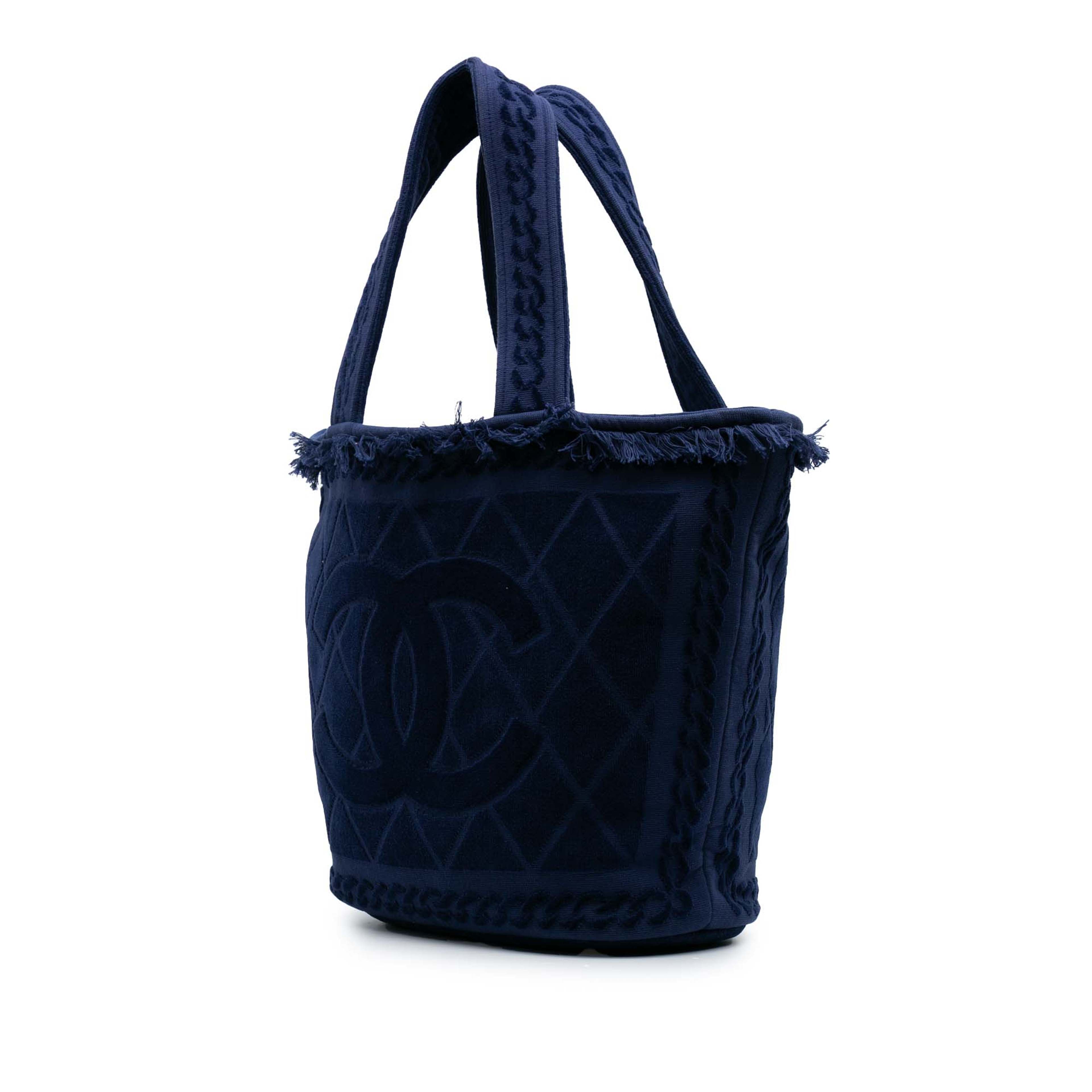 Chanel Cc Terry Cotton Beach Tote, från Luxclusif, i färgen dark blue. Klicka för att öppna bilden i stort format
