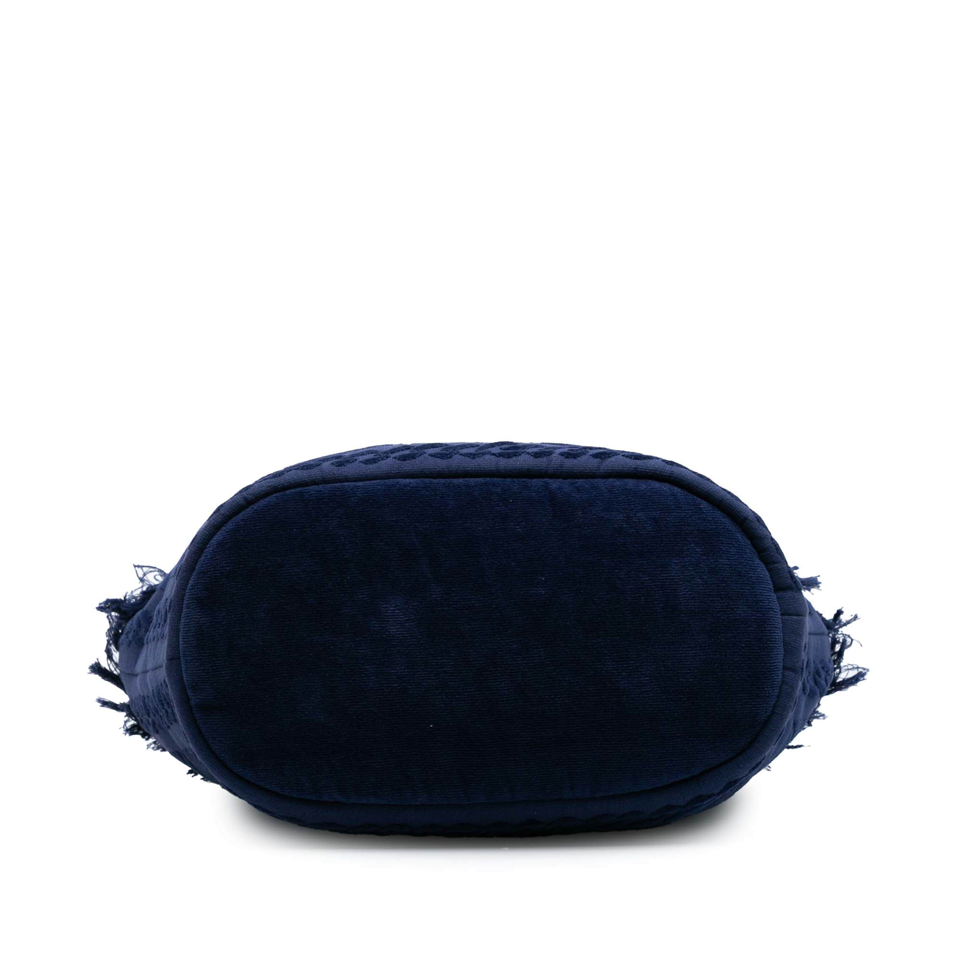 Chanel Cc Terry Cotton Beach Tote, från Luxclusif, i färgen dark blue. Klicka för att öppna bilden i stort format