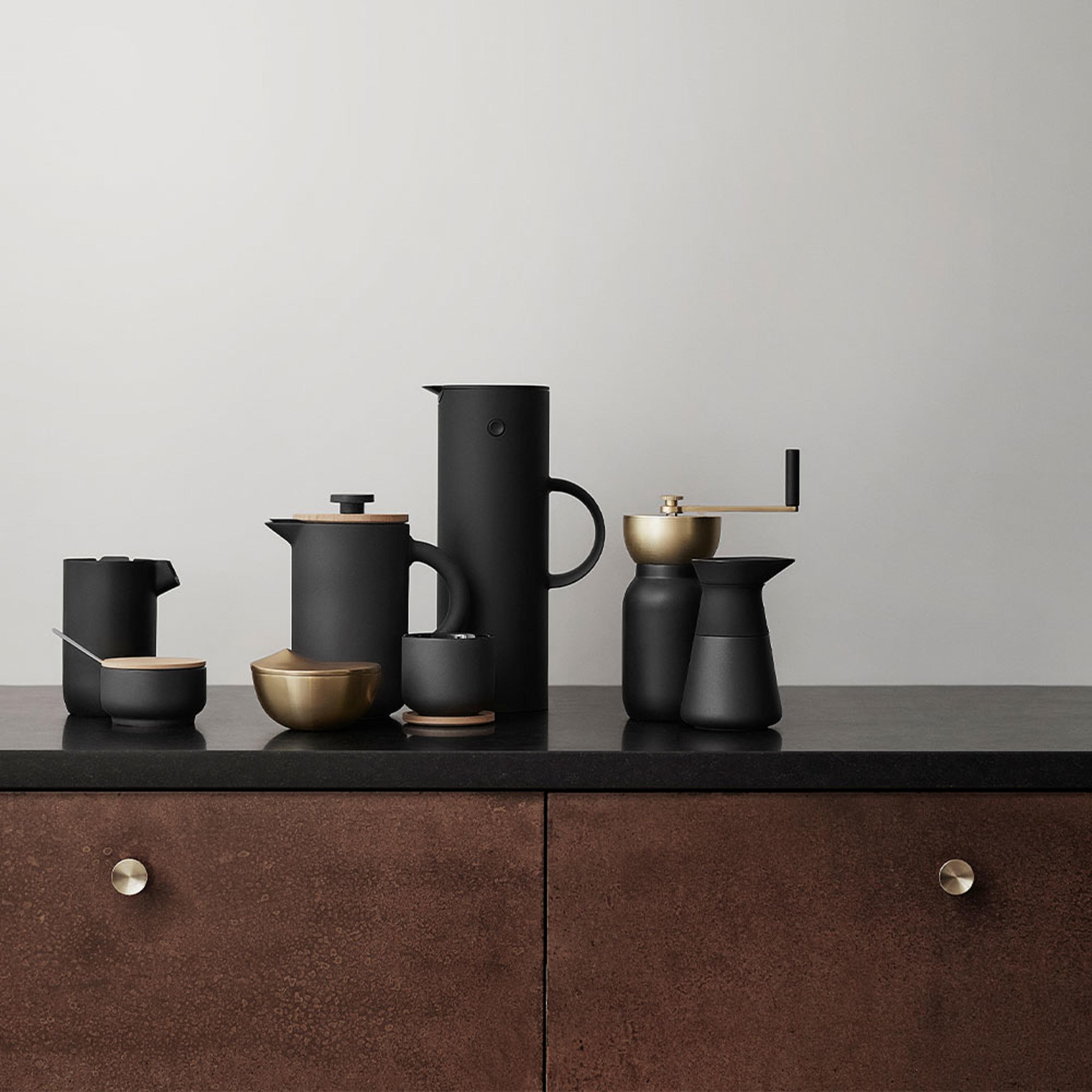 EM77 termoskanna 1 l. - Soft black, från Stelton, i färgen Soft Black. Klicka för att öppna bilden i stort format