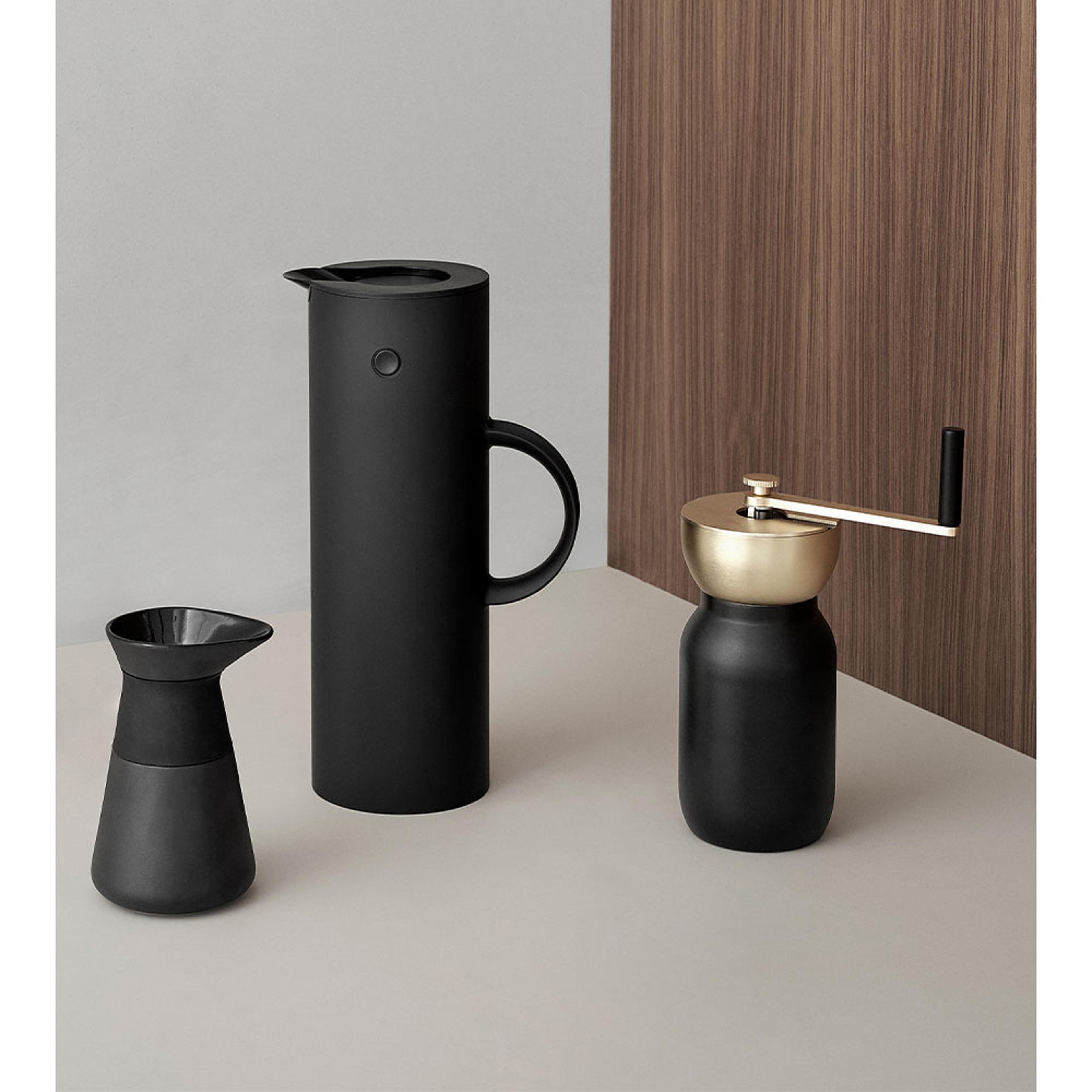 EM77 termoskanna 1 l. - Soft black, från Stelton, i färgen Soft Black. Klicka för att öppna bilden i stort format