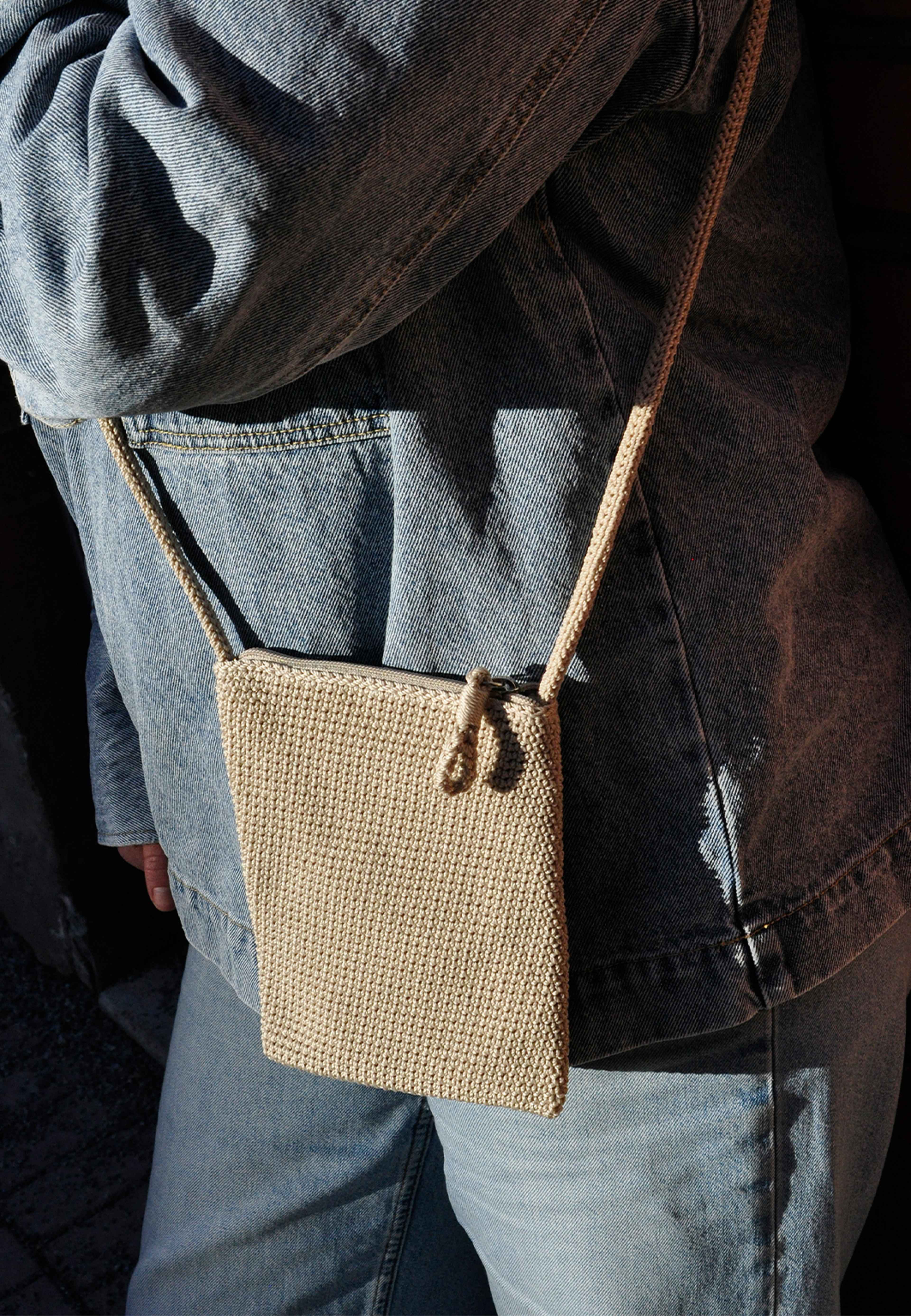 Mobile Case Crochet, från Ceannis, i färgen Seashell. Klicka för att öppna bilden i stort format