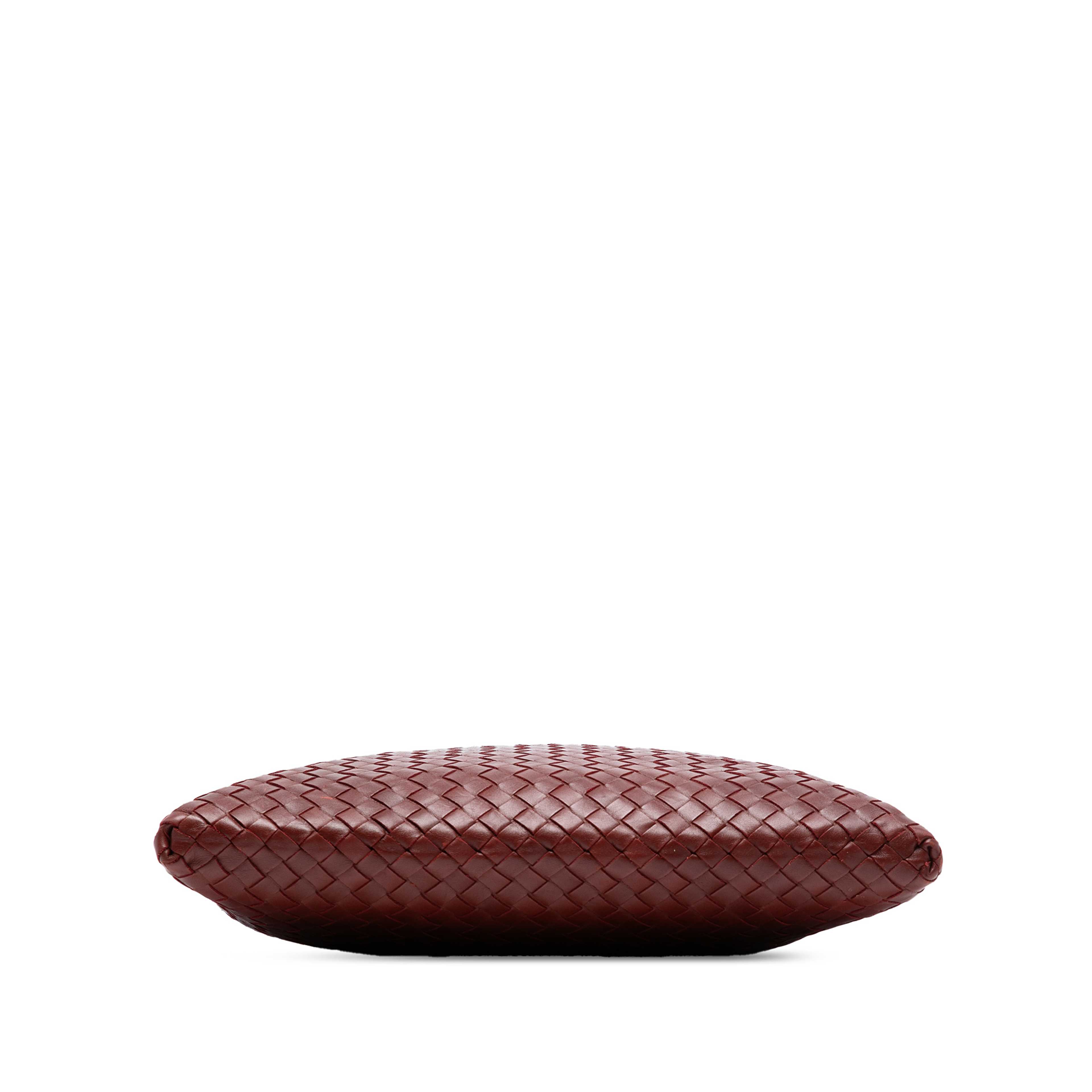 Bottega Veneta Nappa Intrecciato Crossbody, från Luxclusif, i färgen bordeaux. Klicka för att öppna bilden i stort format