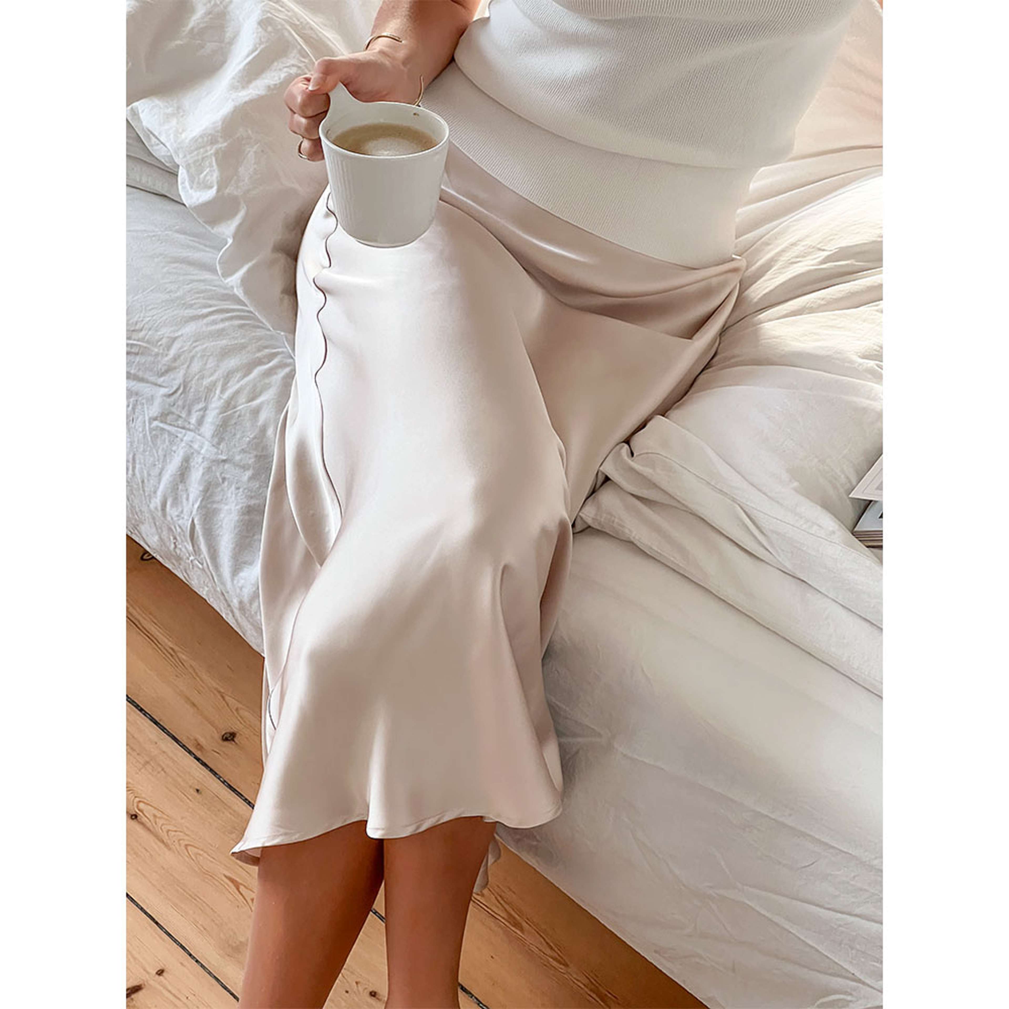 Bovary Skirt, från Neo Noir, i färgen Champagne. Klicka för att öppna bilden i stort format