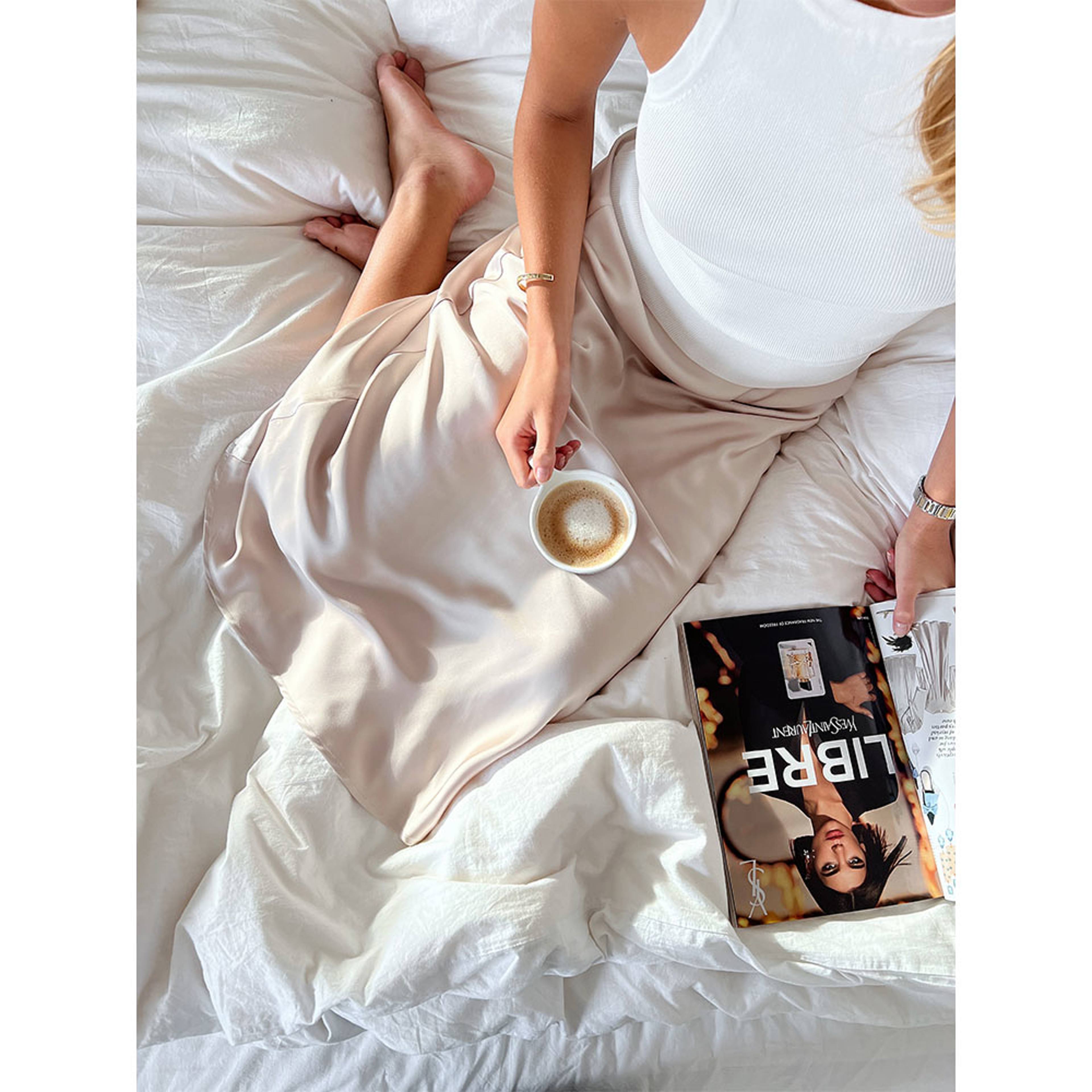 Bovary Skirt, från Neo Noir, i färgen Champagne. Klicka för att öppna bilden i stort format