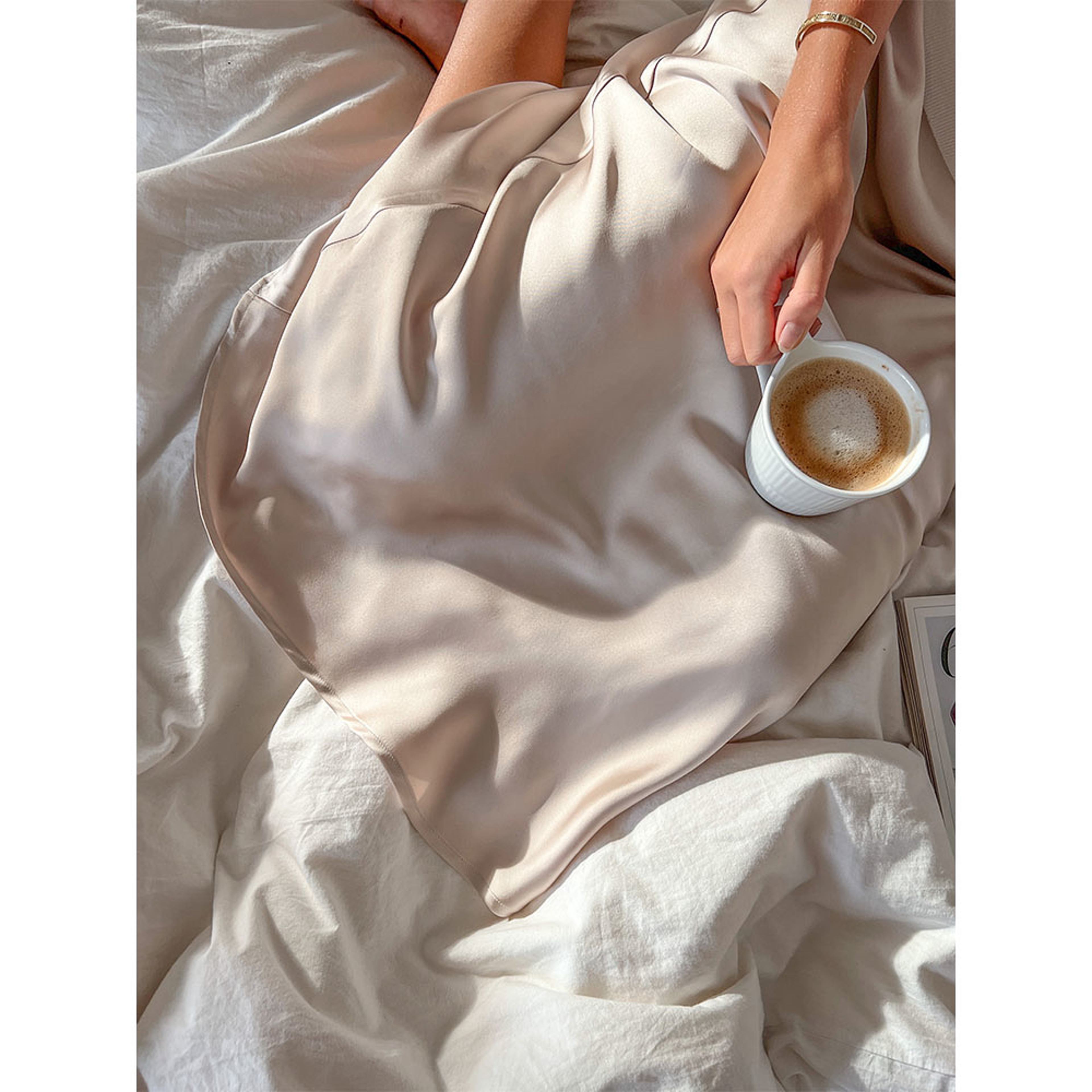 Bovary Skirt, från Neo Noir, i färgen Champagne. Klicka för att öppna bilden i stort format