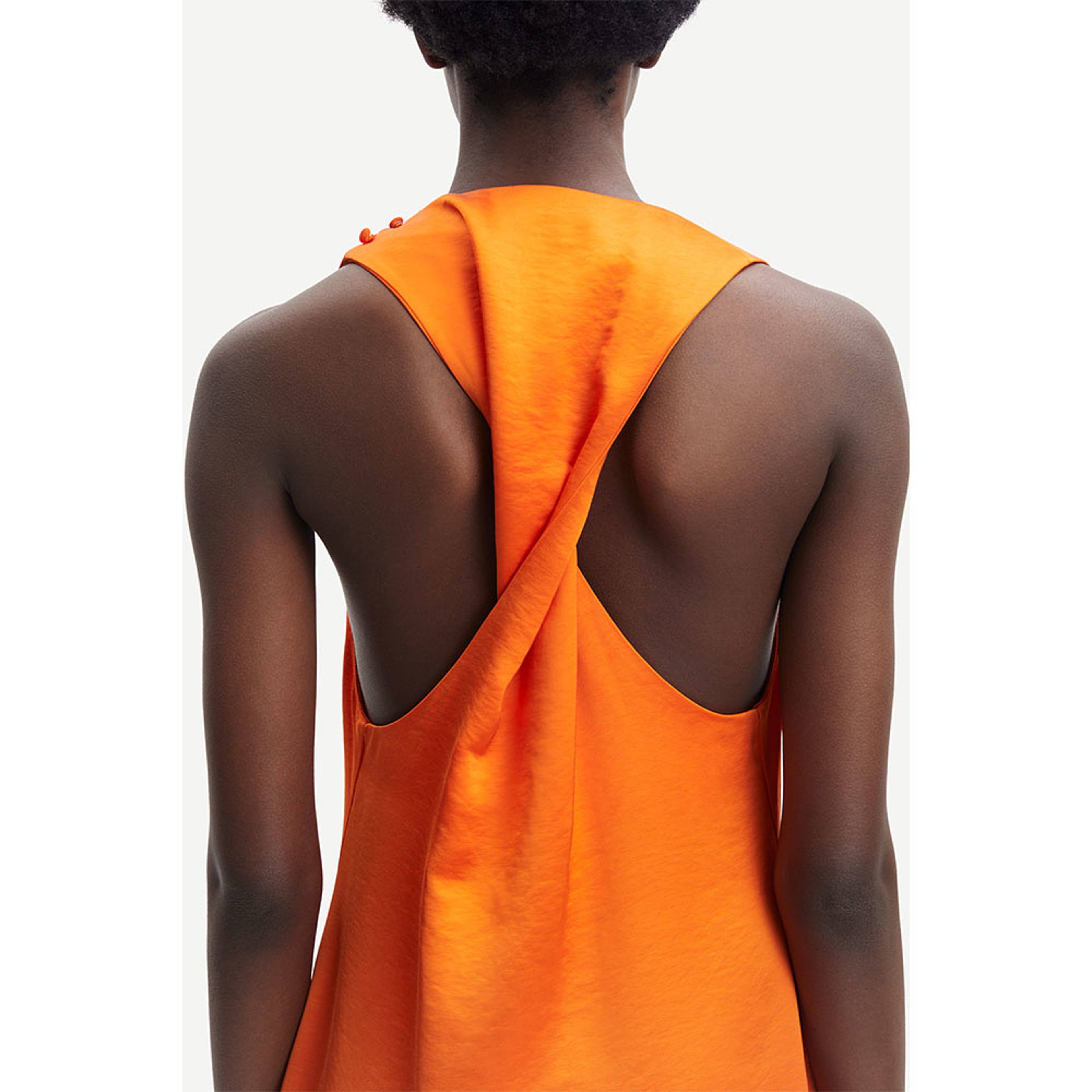 Ellie dress 14773, från SAMSOE SAMSOE, i färgen Russet Orange. Klicka för att öppna bilden i stort format