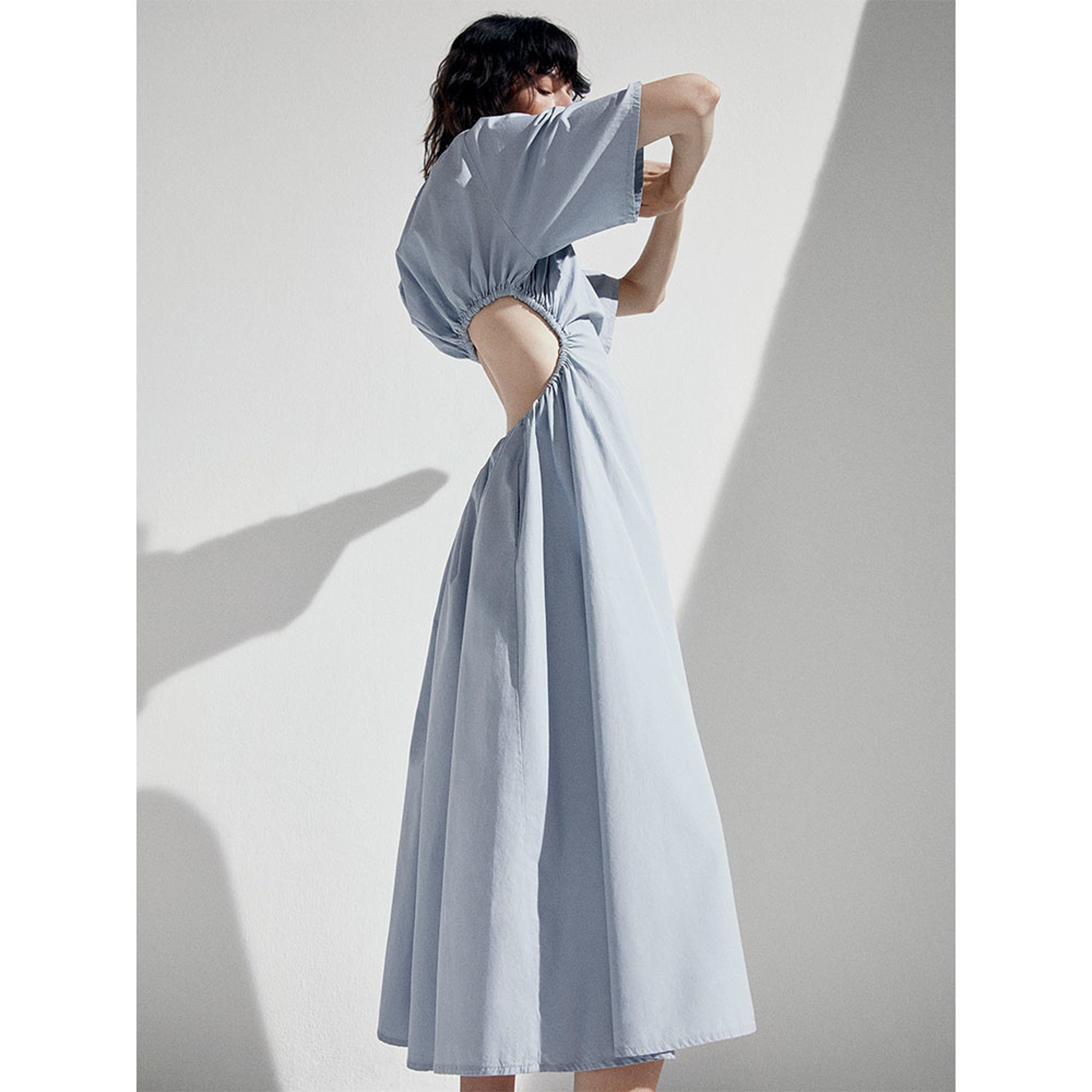 Jarama Dress, från Stylein, i färgen Steel Blue. Klicka för att öppna bilden i stort format