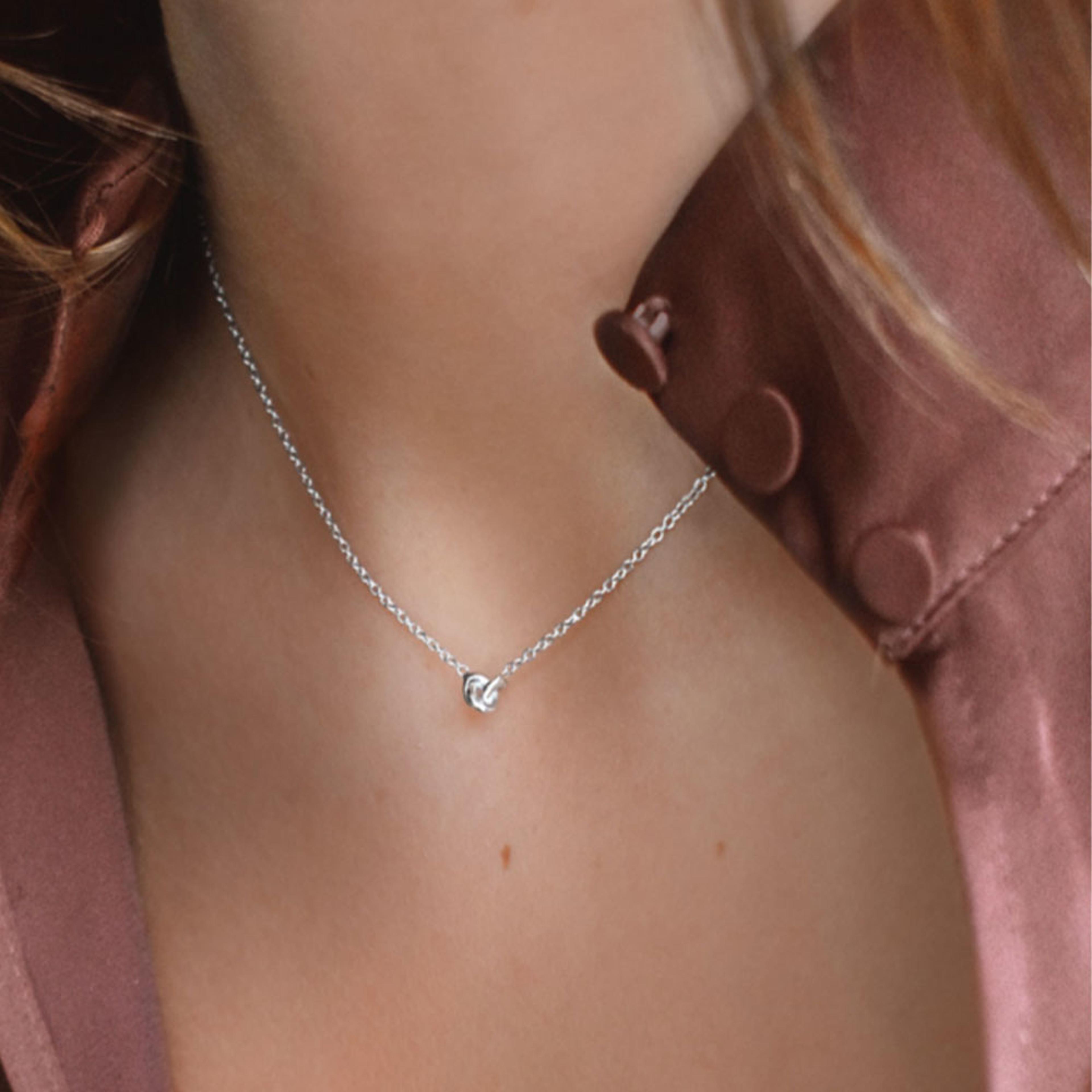 Le knot drop necklace rodium, från Drakenberg Sjölin, i färgen Recycled 925 Sterling Silver. Klicka för att öppna bilden i stort format