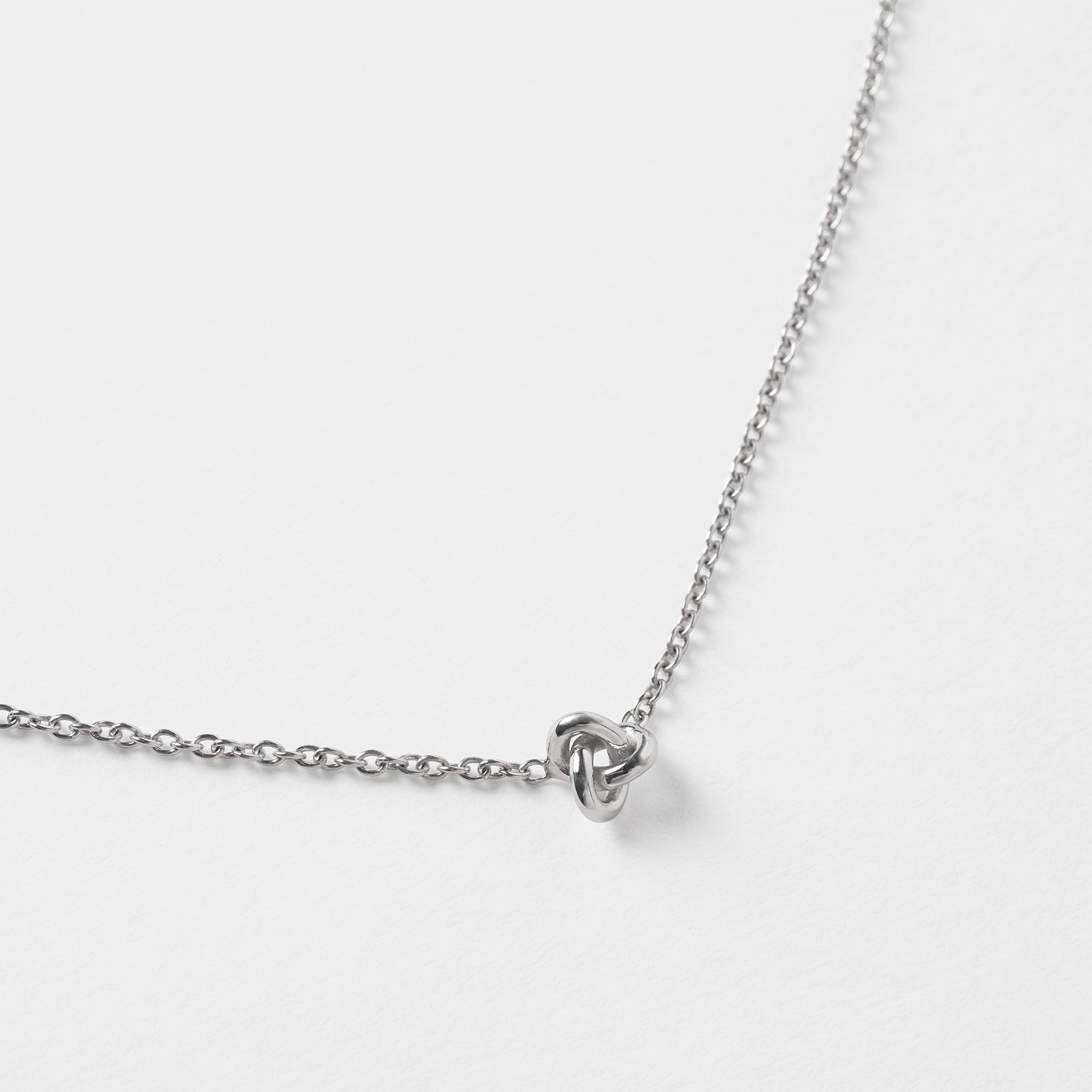 Le knot drop necklace rodium, från Drakenberg Sjölin, i färgen Recycled 925 Sterling Silver. Klicka för att öppna bilden i stort format