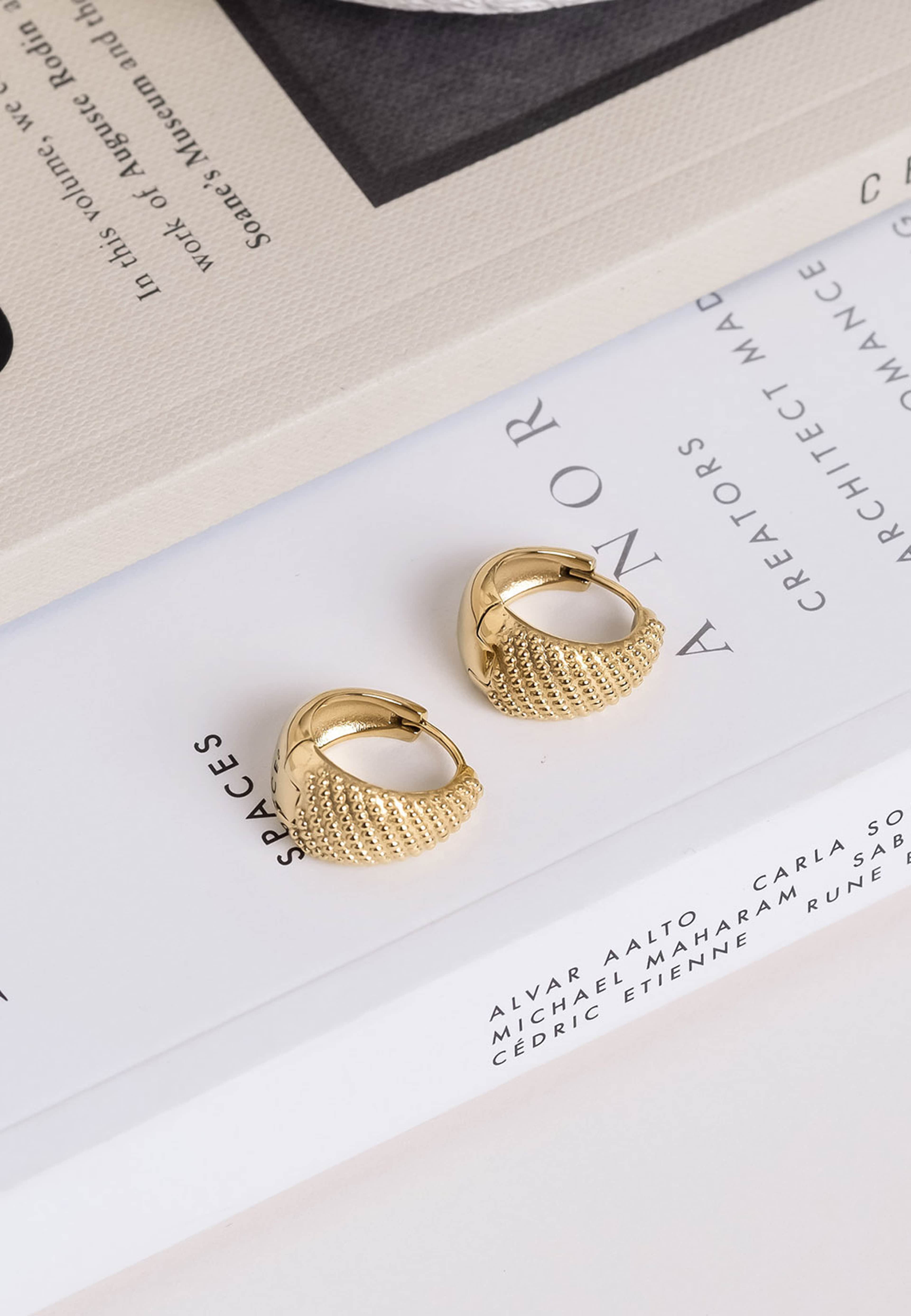 Honey Hoops Large, från Mockberg, i färgen Gold. Klicka för att öppna bilden i stort format