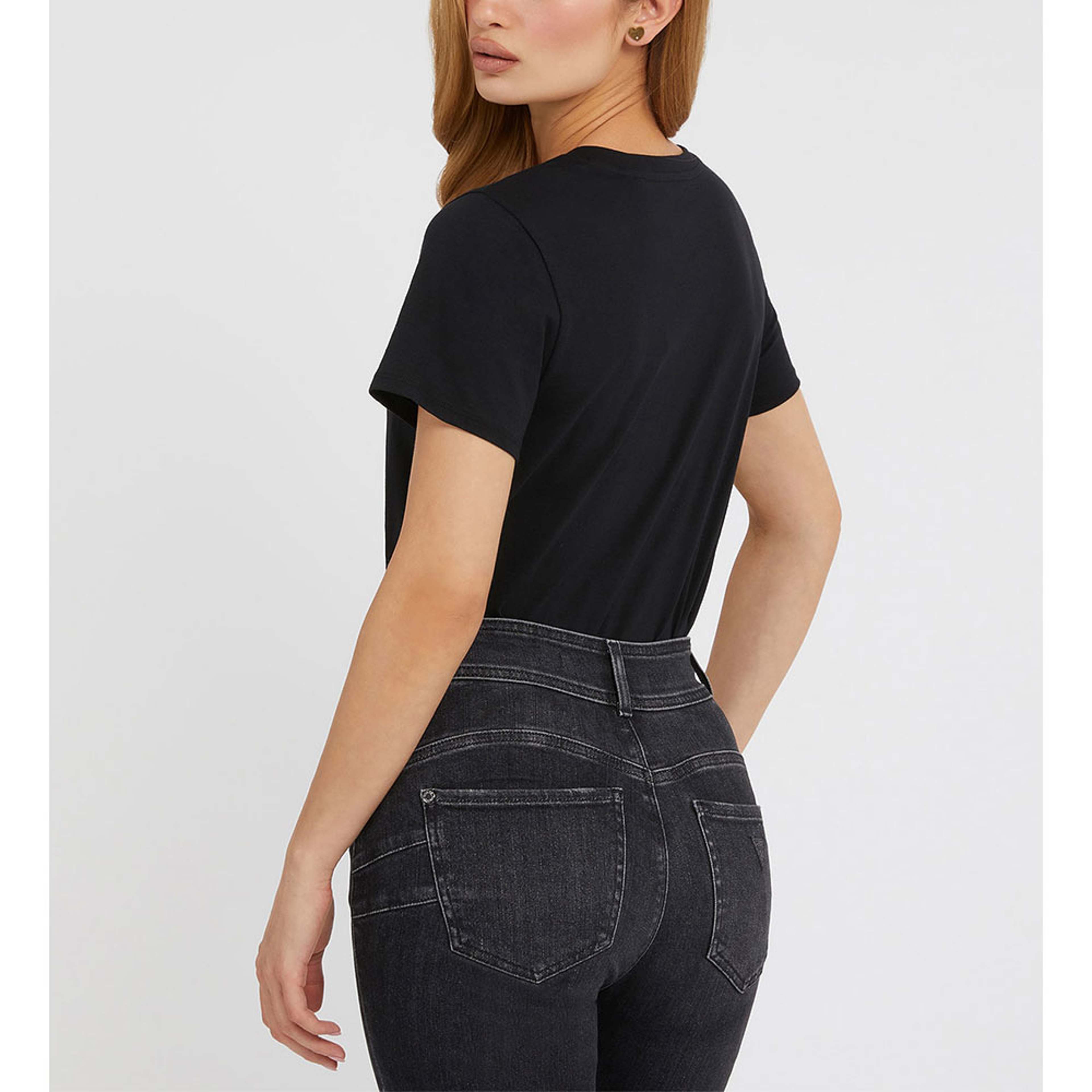 1981 Crystal Easy T-Shirt, från Guess, i färgen Jet Black A996. Klicka för att öppna bilden i stort format