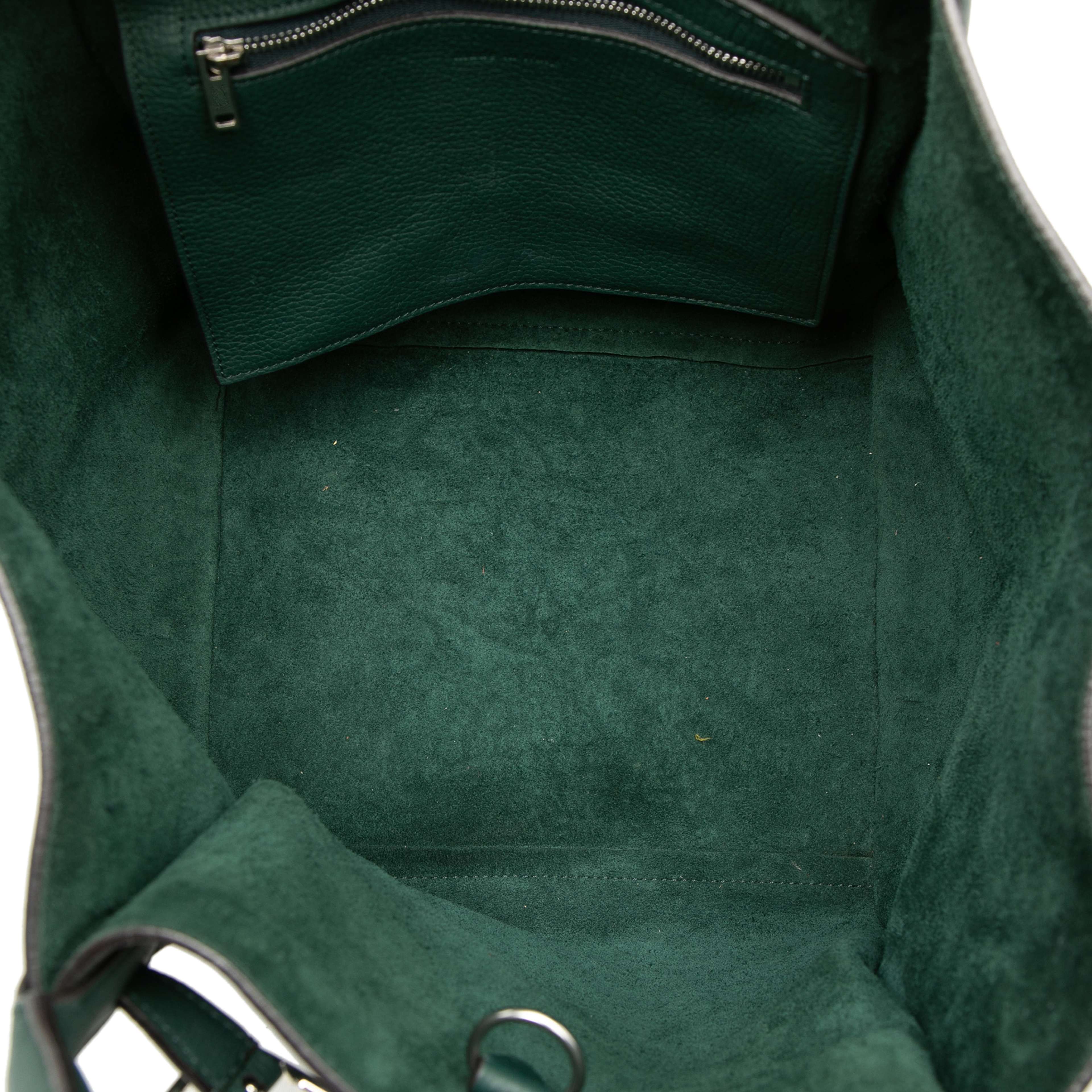 Celine Small Supple Grained Calfskin Big Bag, från Luxclusif, i färgen dark green. Klicka för att öppna bilden i stort format