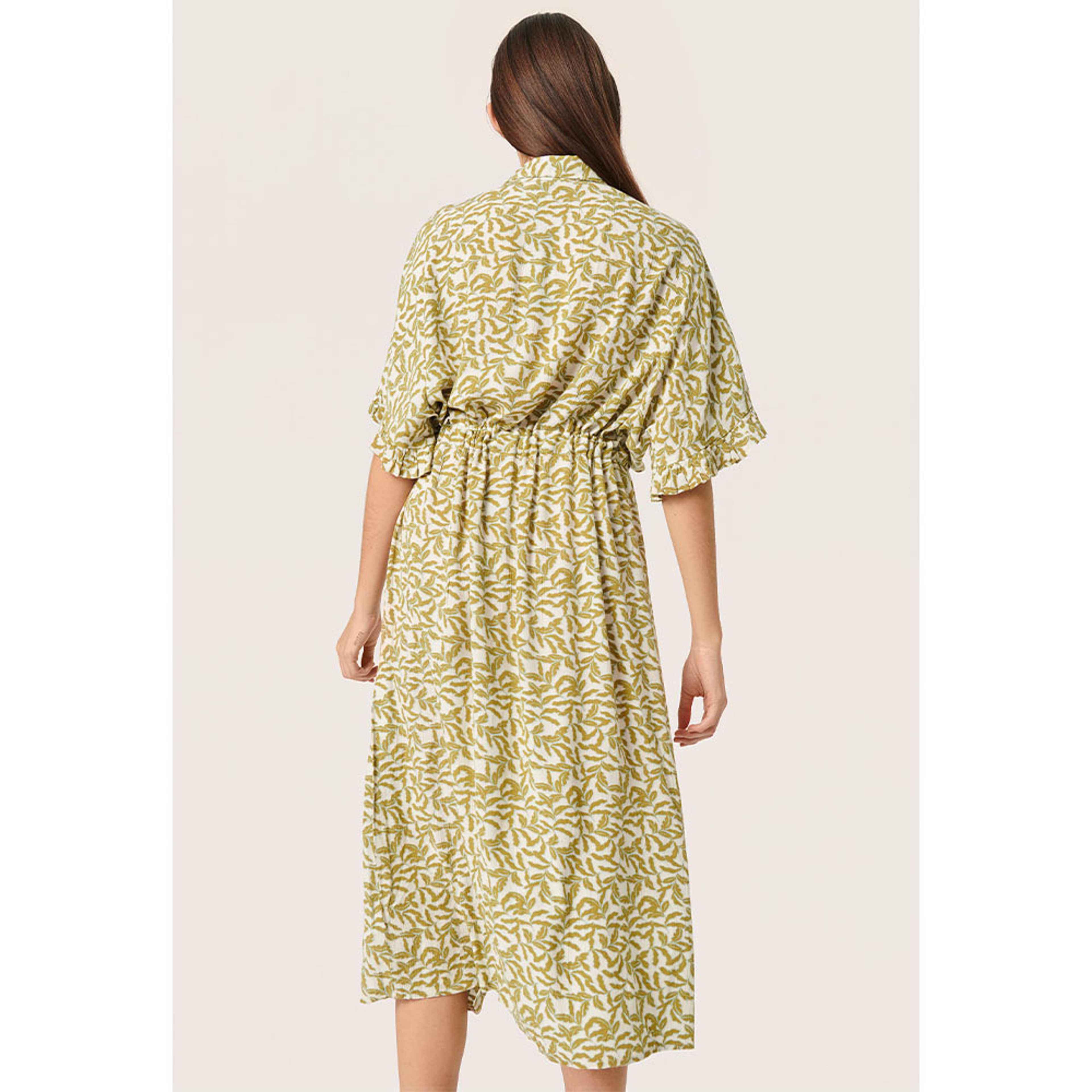 SLZaya Saphira Dress, från Soaked In Luxury, i färgen Green Moss Leaf Print. Klicka för att öppna bilden i stort format