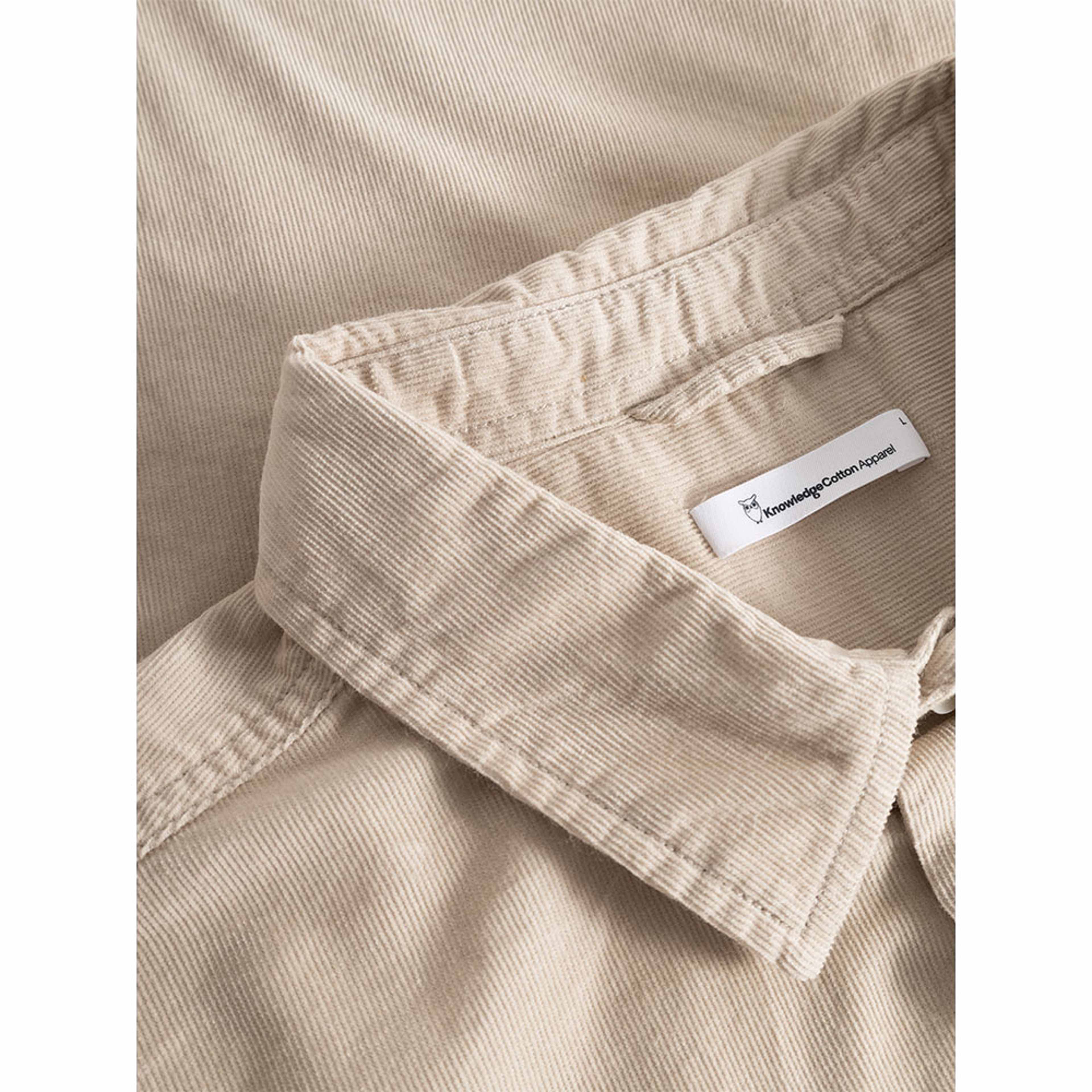 Regular Fit Corduroy Shirt - GOTS/Vegan, från Knowledge Cotton Apparel, i färgen Light Feather Gray. Klicka för att öppna bilden i stort format