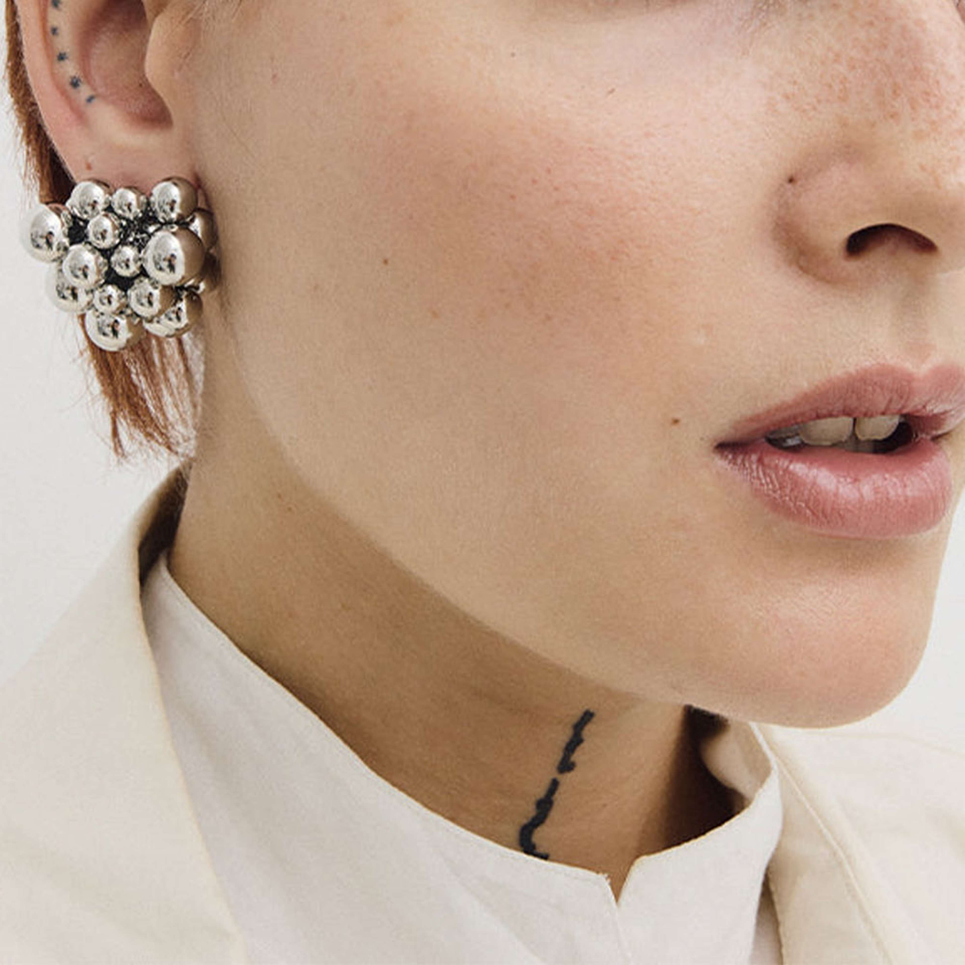 Manilla Örhängen, från WOS, i färgen Silver. Klicka för att öppna bilden i stort format