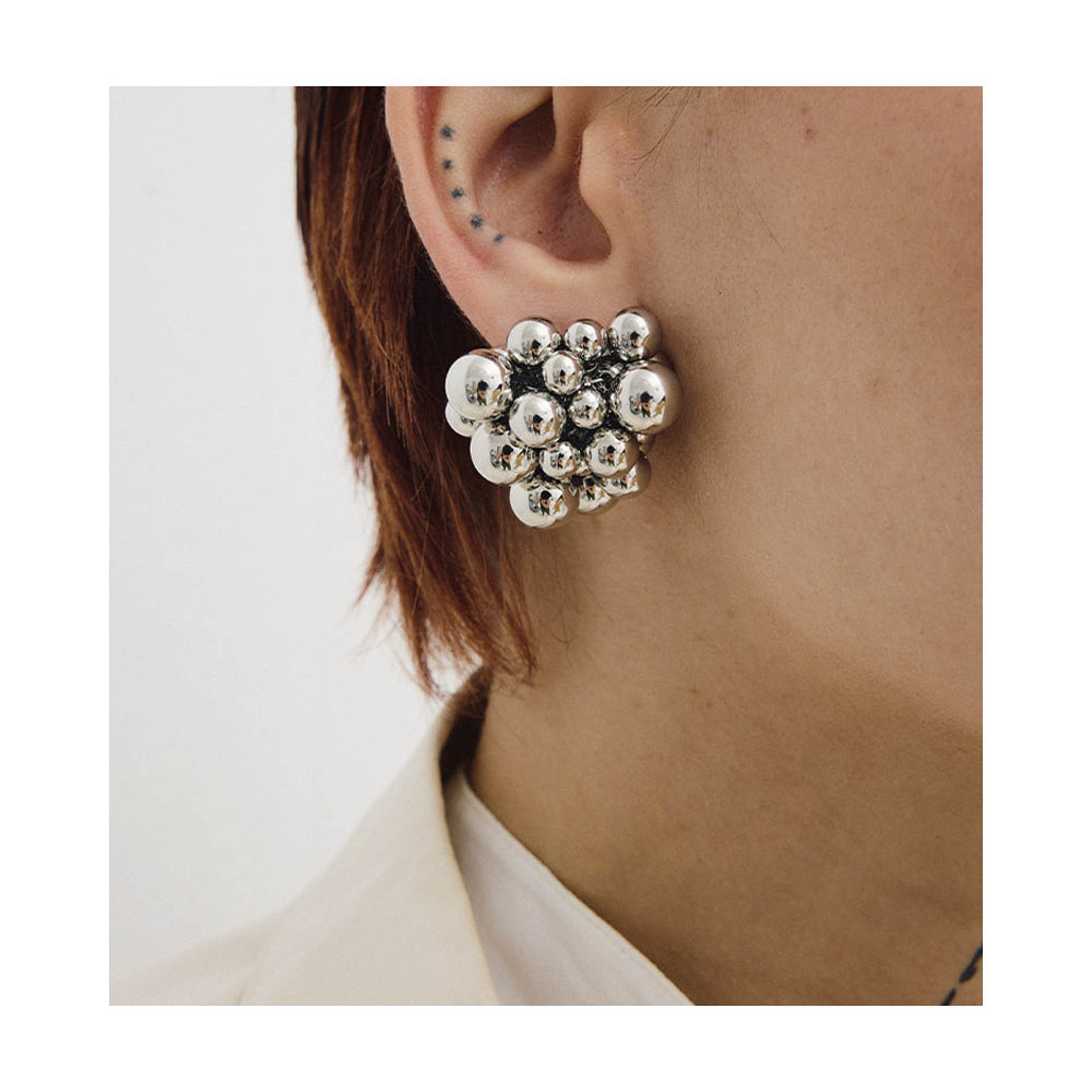 Manilla Örhängen, från WOS, i färgen Silver. Klicka för att öppna bilden i stort format