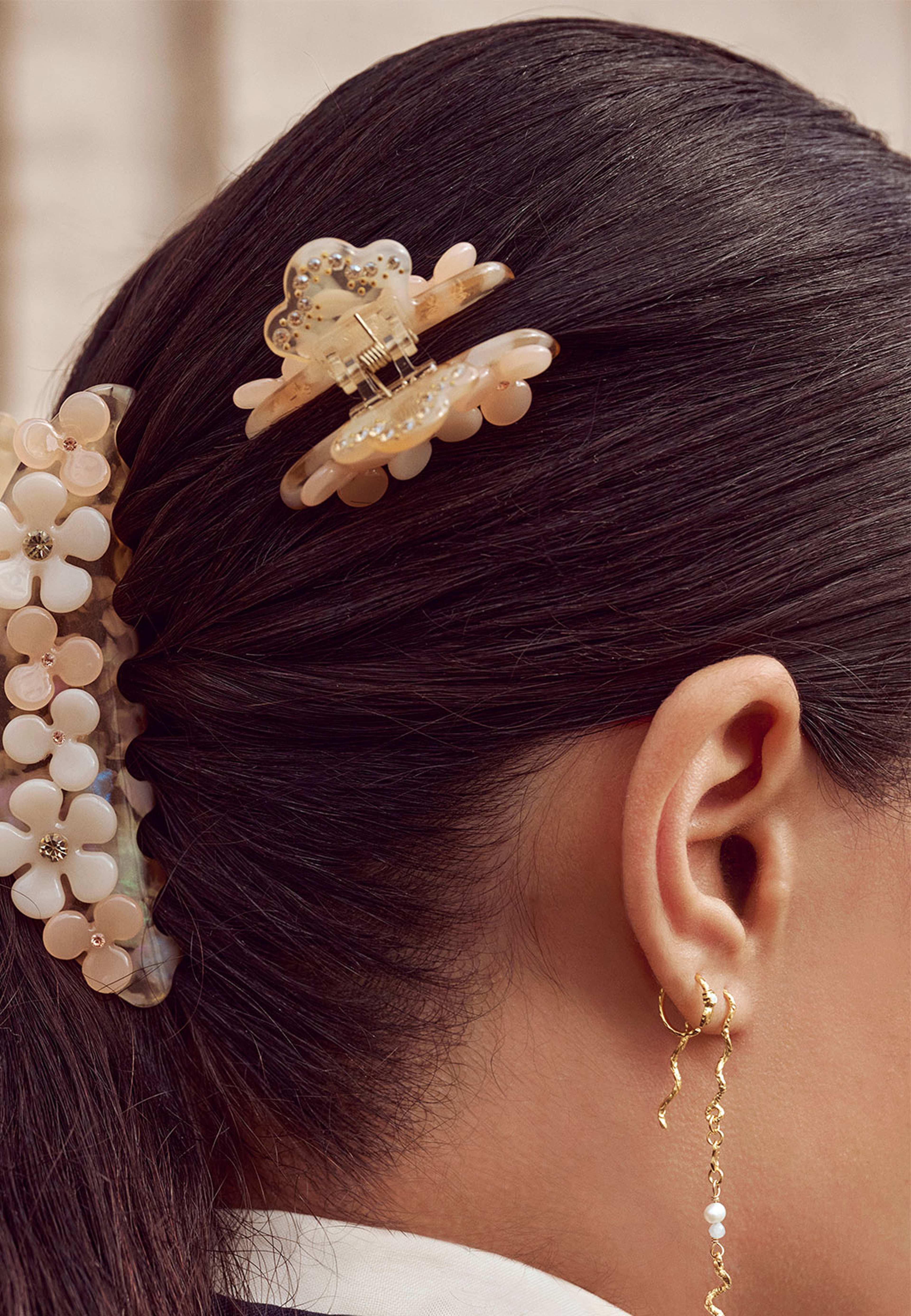 Marguerite hair claw