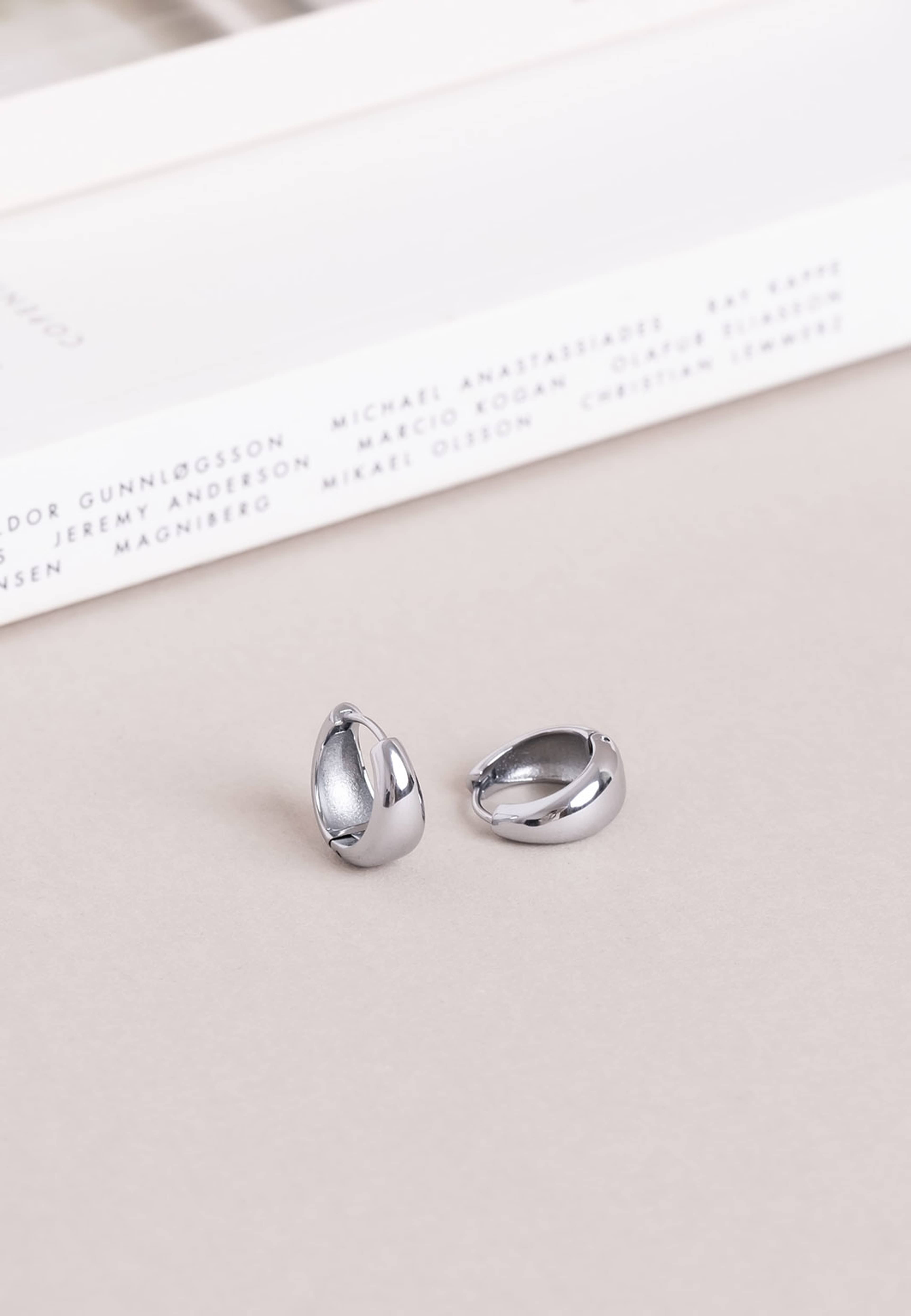 Bold Hoops Steel Medium, från Mockberg, i färgen Silver. Klicka för att öppna bilden i stort format