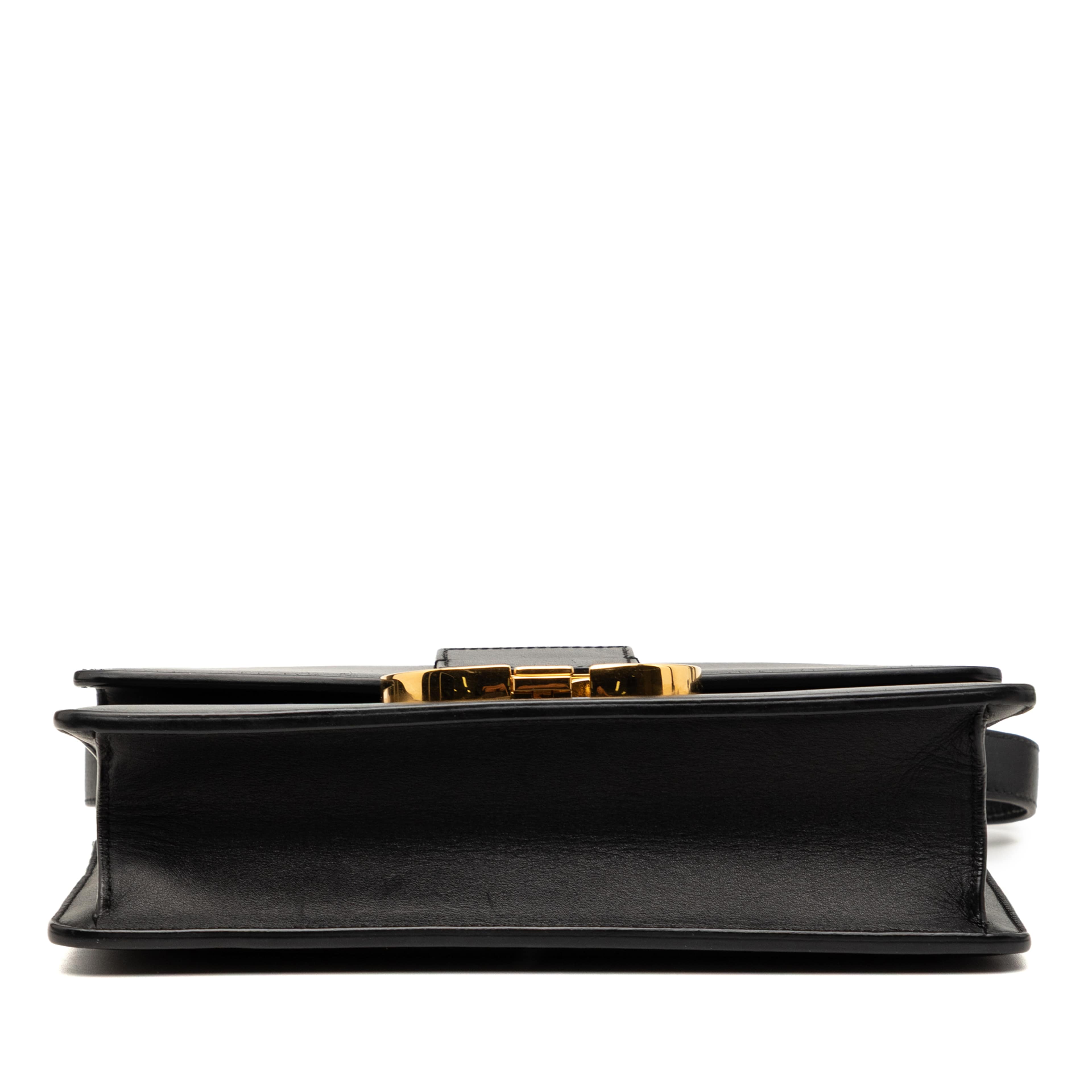 Dior Leather 30 Montaigne Flap, från Luxclusif, i färgen black. Klicka för att öppna bilden i stort format
