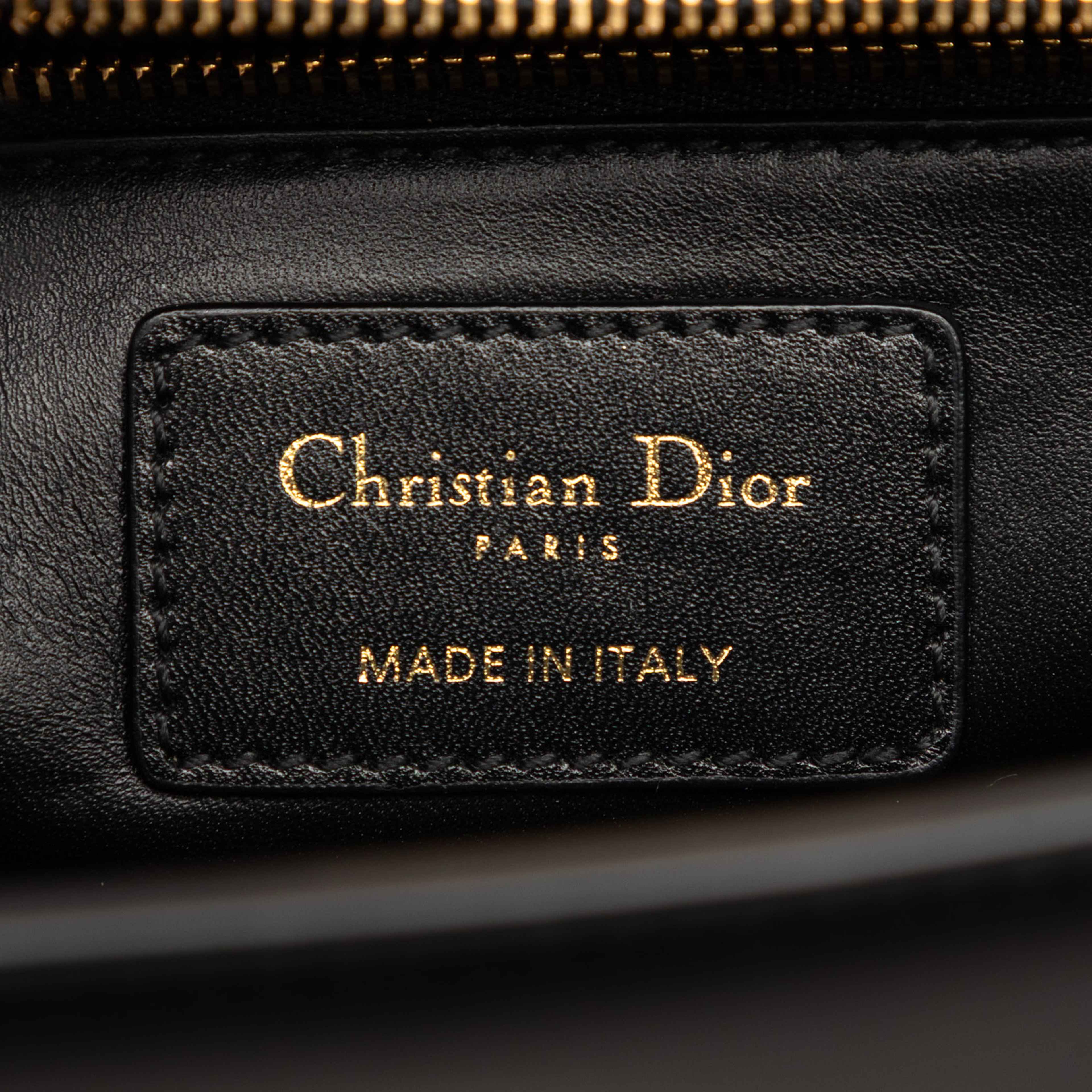 Dior Leather 30 Montaigne Flap, från Luxclusif, i färgen black. Klicka för att öppna bilden i stort format