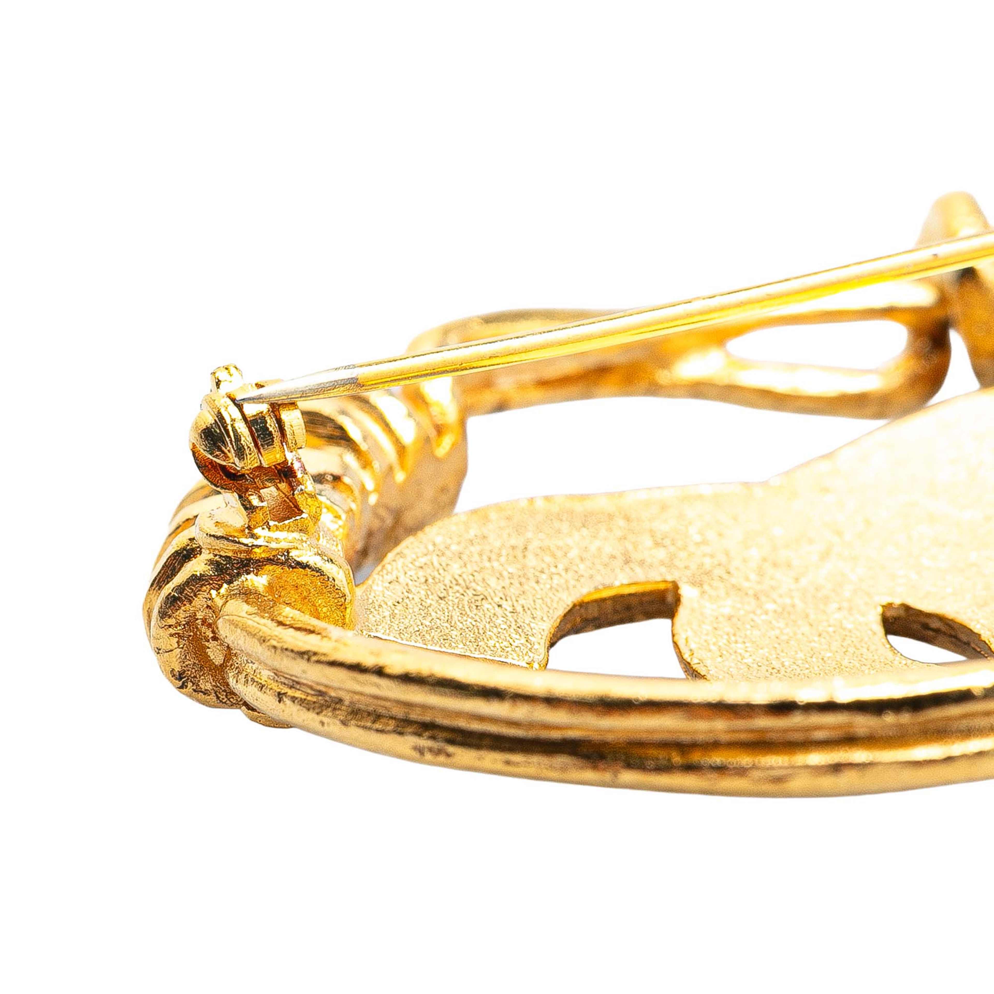 Chanel Gold Plated Cc Brooch, från Luxclusif, i färgen gold.