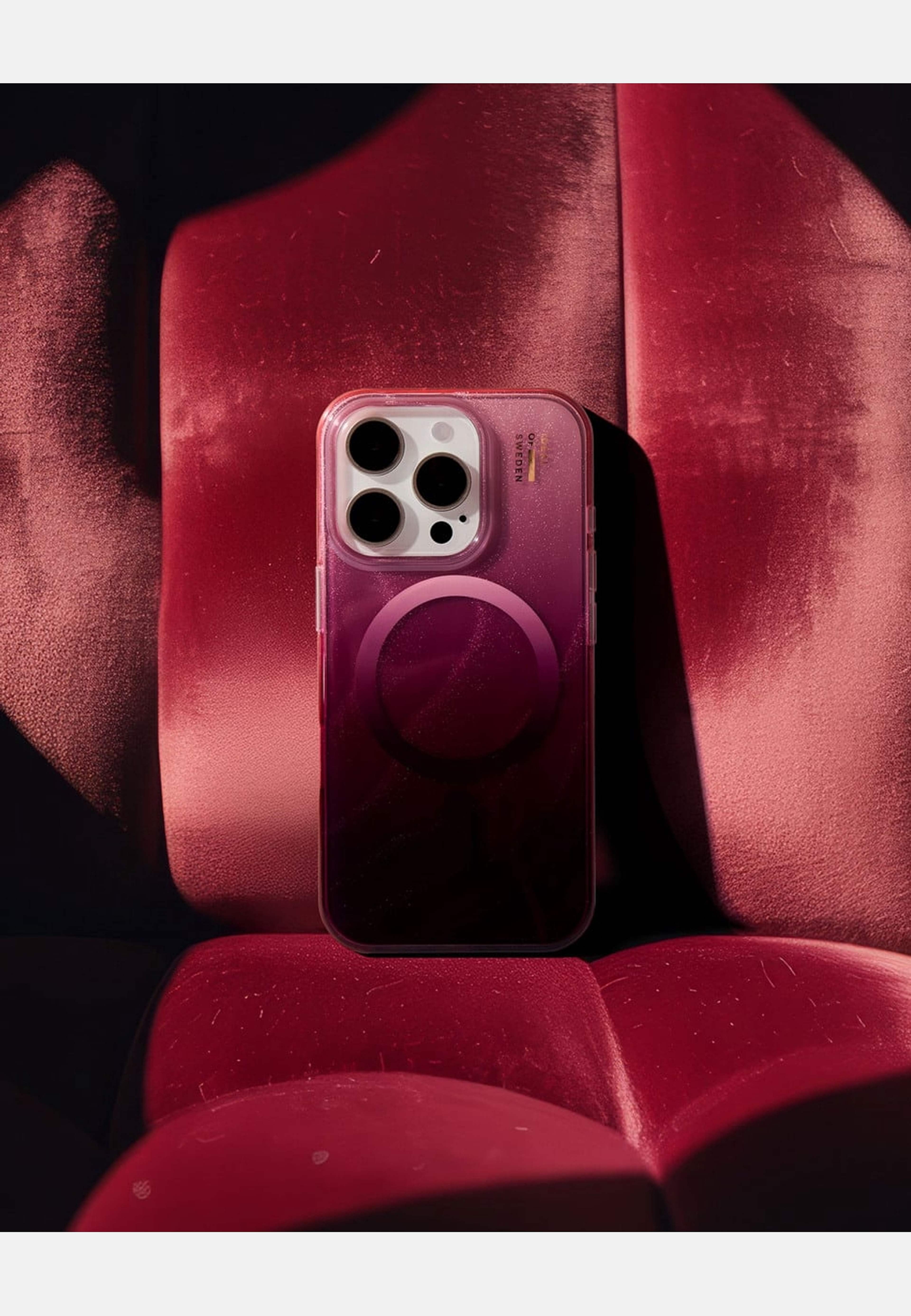 Clear Case Iphone 16 Cherry Lacquer, från Ideal Of Sweden, i färgen red. Klicka för att öppna bilden i stort format