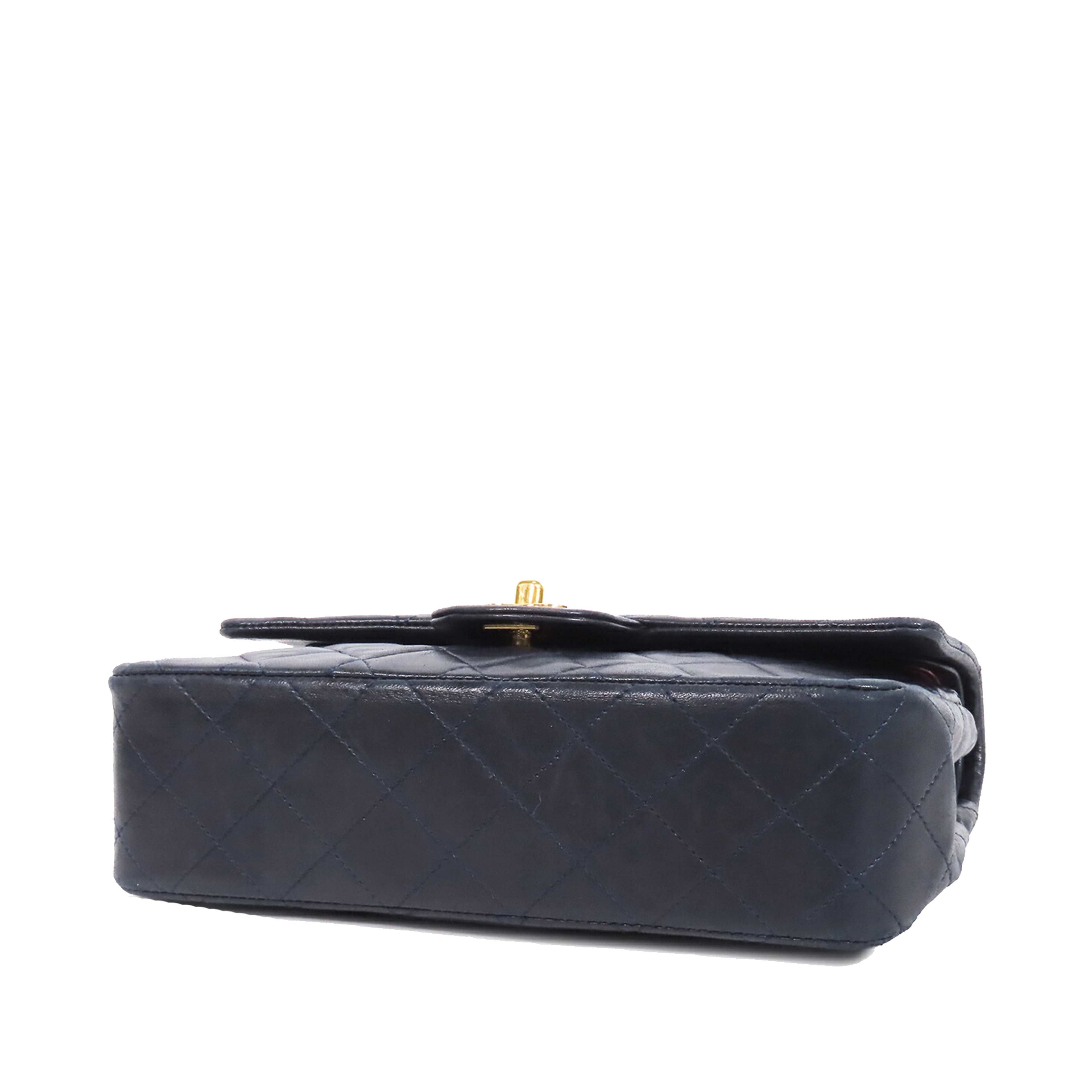 Chanel Small Classic Lambskin Double Flap, från Luxclusif, i färgen navy. Klicka för att öppna bilden i stort format