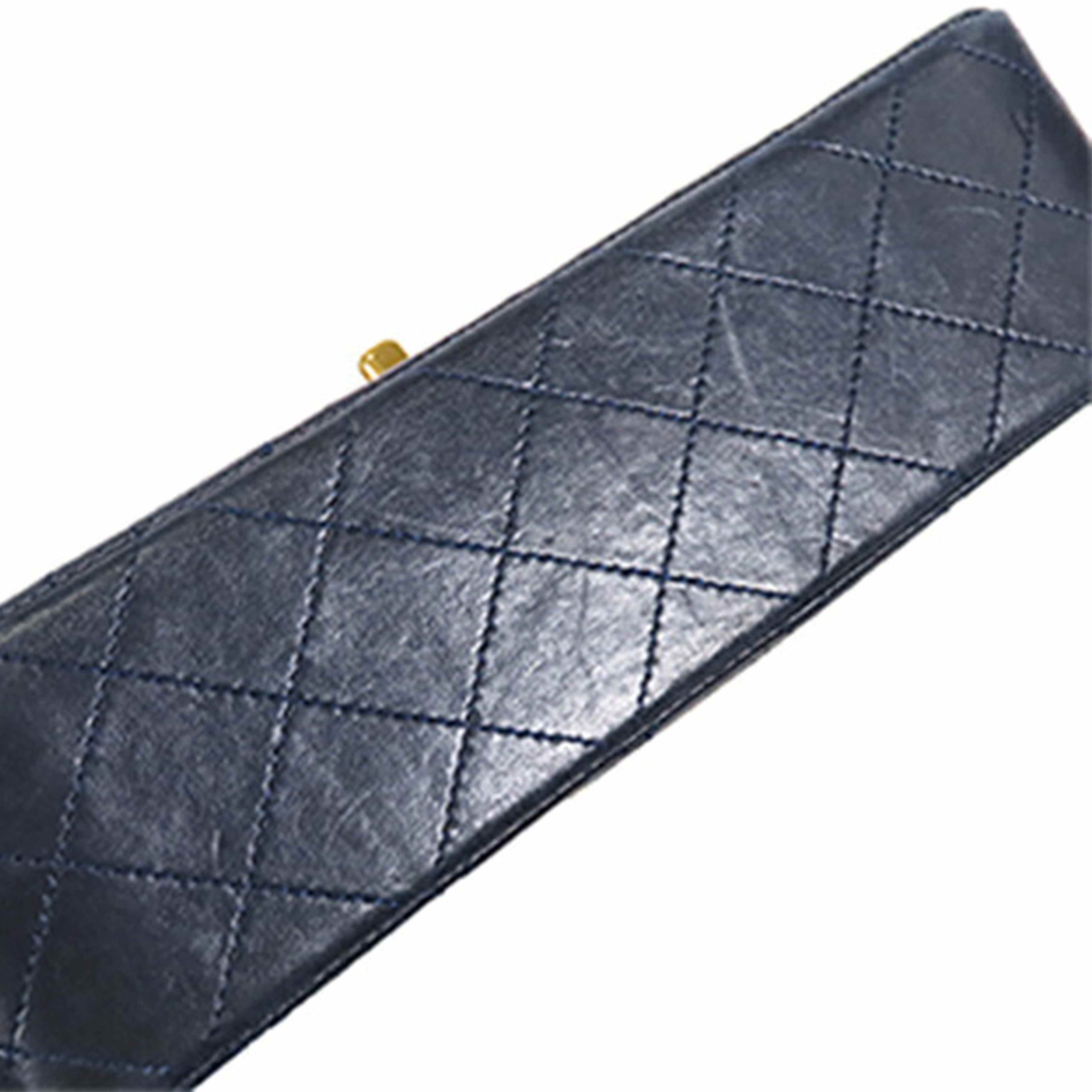 Chanel Small Classic Lambskin Double Flap, från Luxclusif, i färgen blå. Klicka för att öppna bilden i stort format
