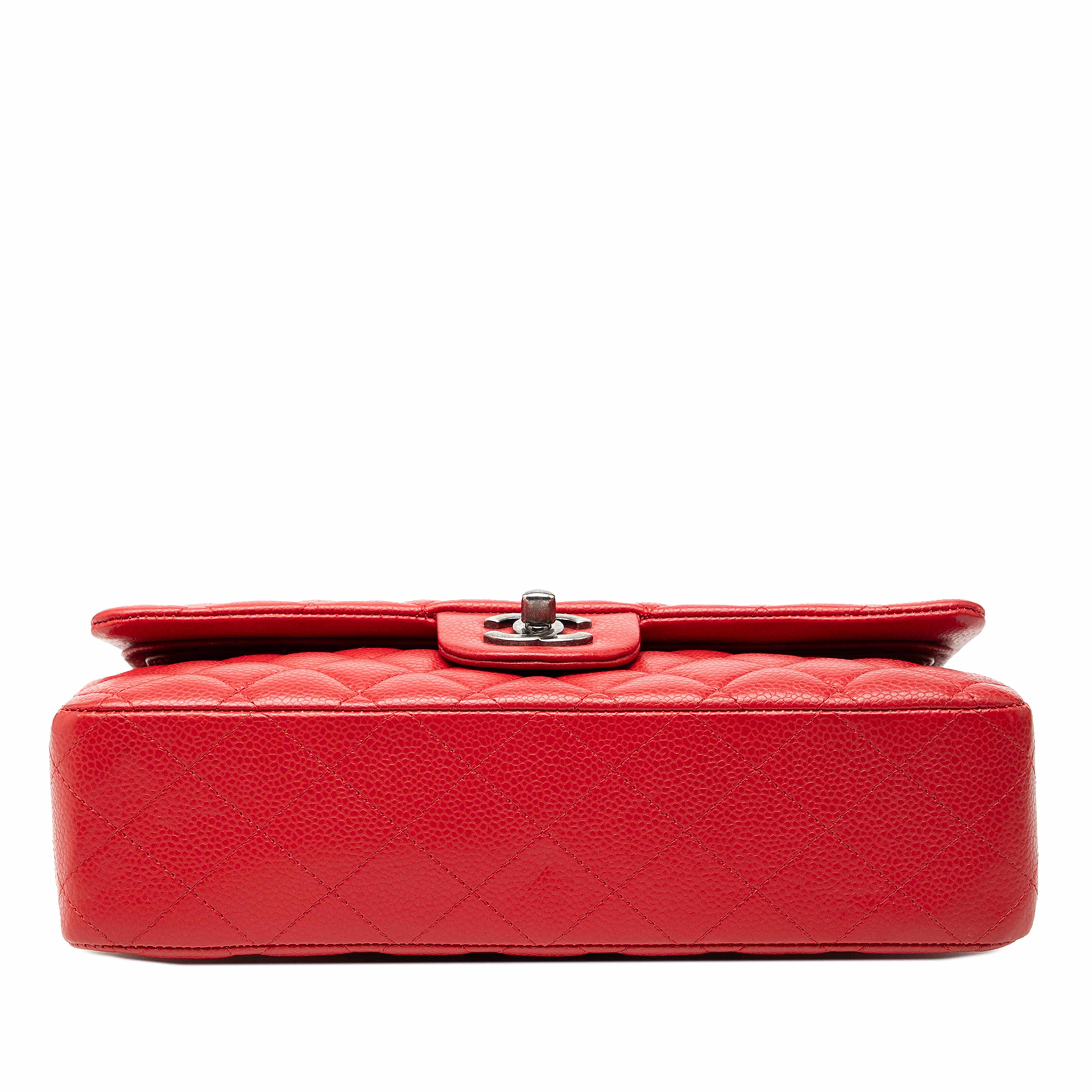 Chanel Medium Classic Caviar Double Flap, från Luxclusif, i färgen red. Klicka för att öppna bilden i stort format