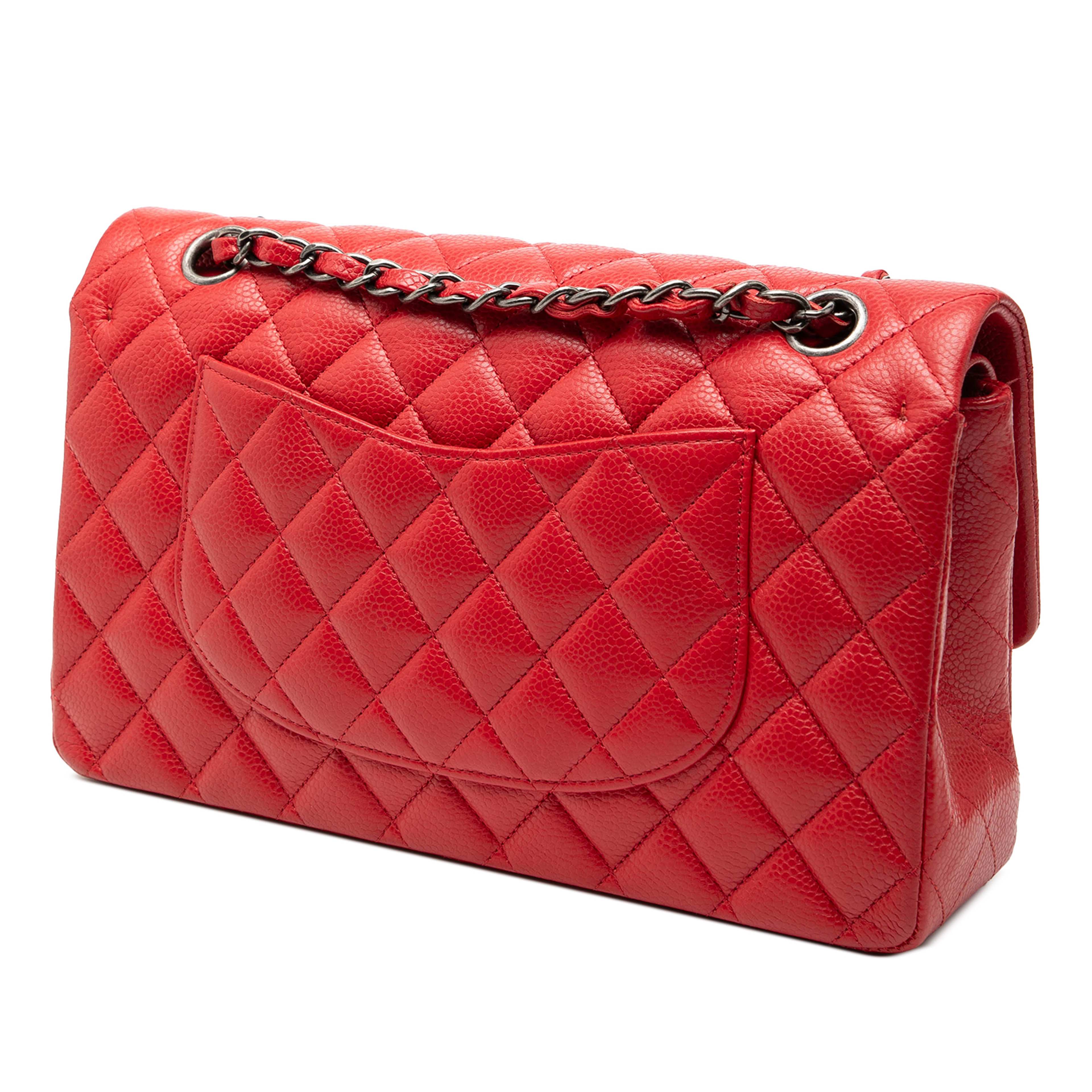 Chanel Medium Classic Caviar Double Flap, från Luxclusif, i färgen red. Klicka för att öppna bilden i stort format