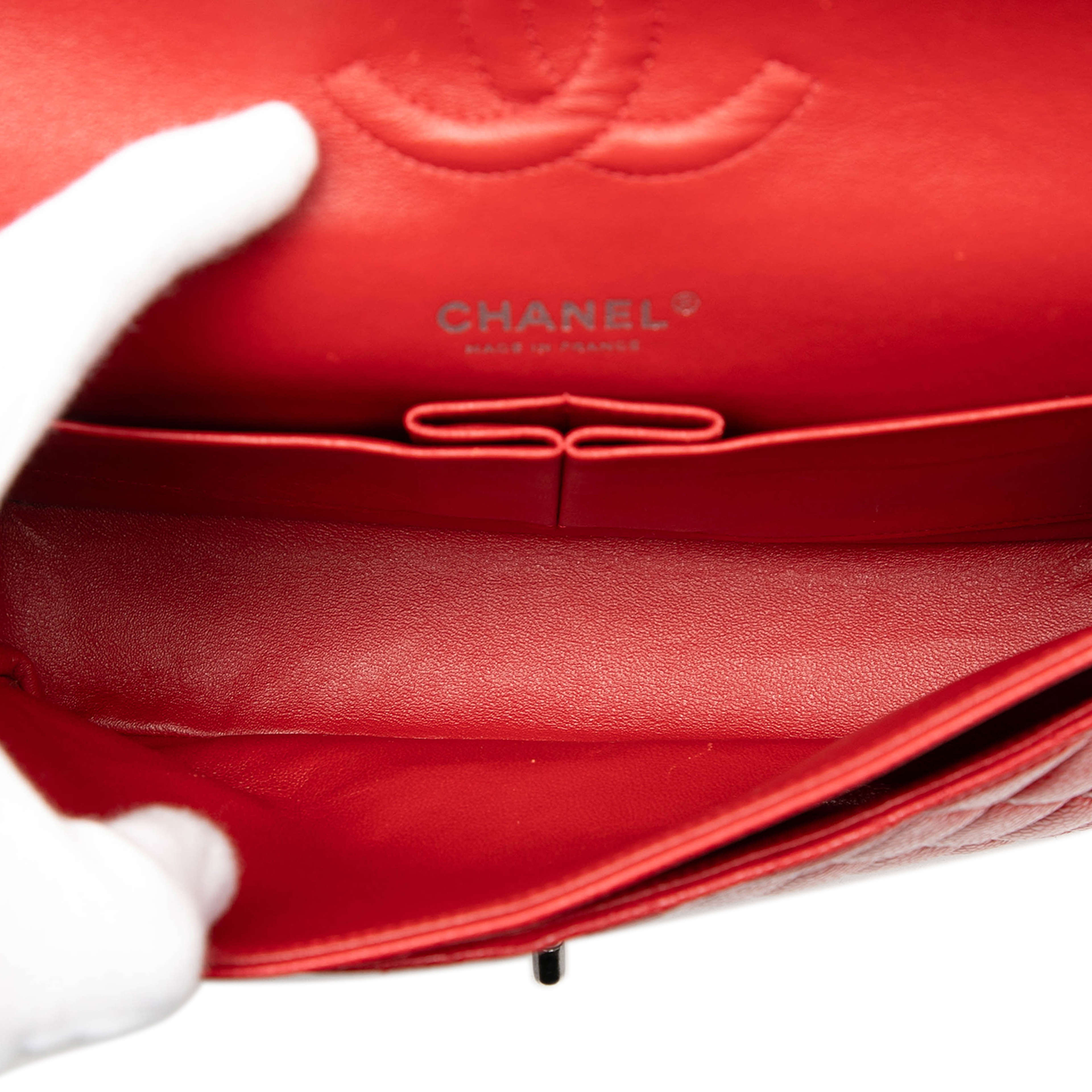 Chanel Medium Classic Caviar Double Flap, från Luxclusif, i färgen red. Klicka för att öppna bilden i stort format