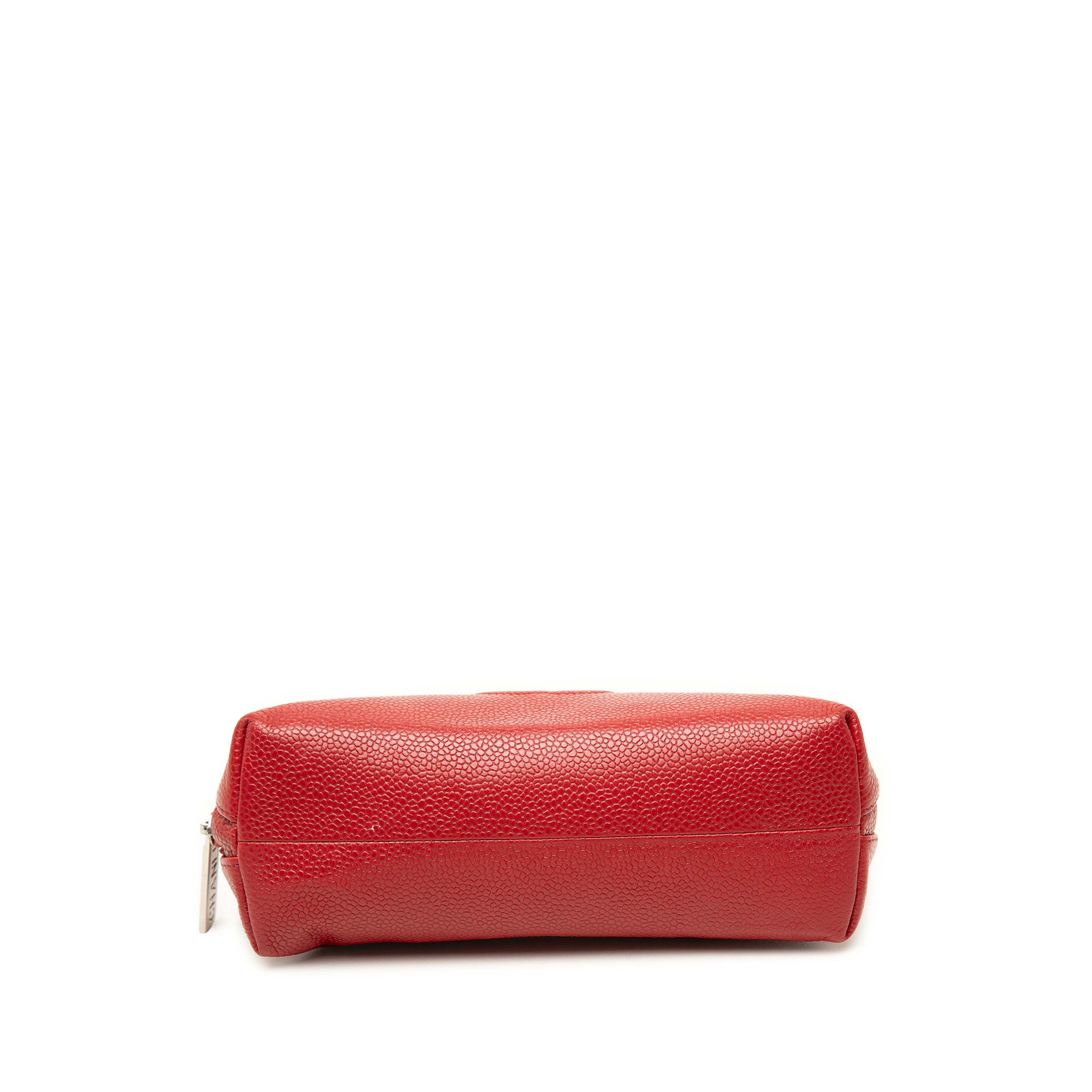 Chanel Cc Caviar Cosmetic Pouch, från Luxclusif, i färgen röd. Klicka för att öppna bilden i stort format