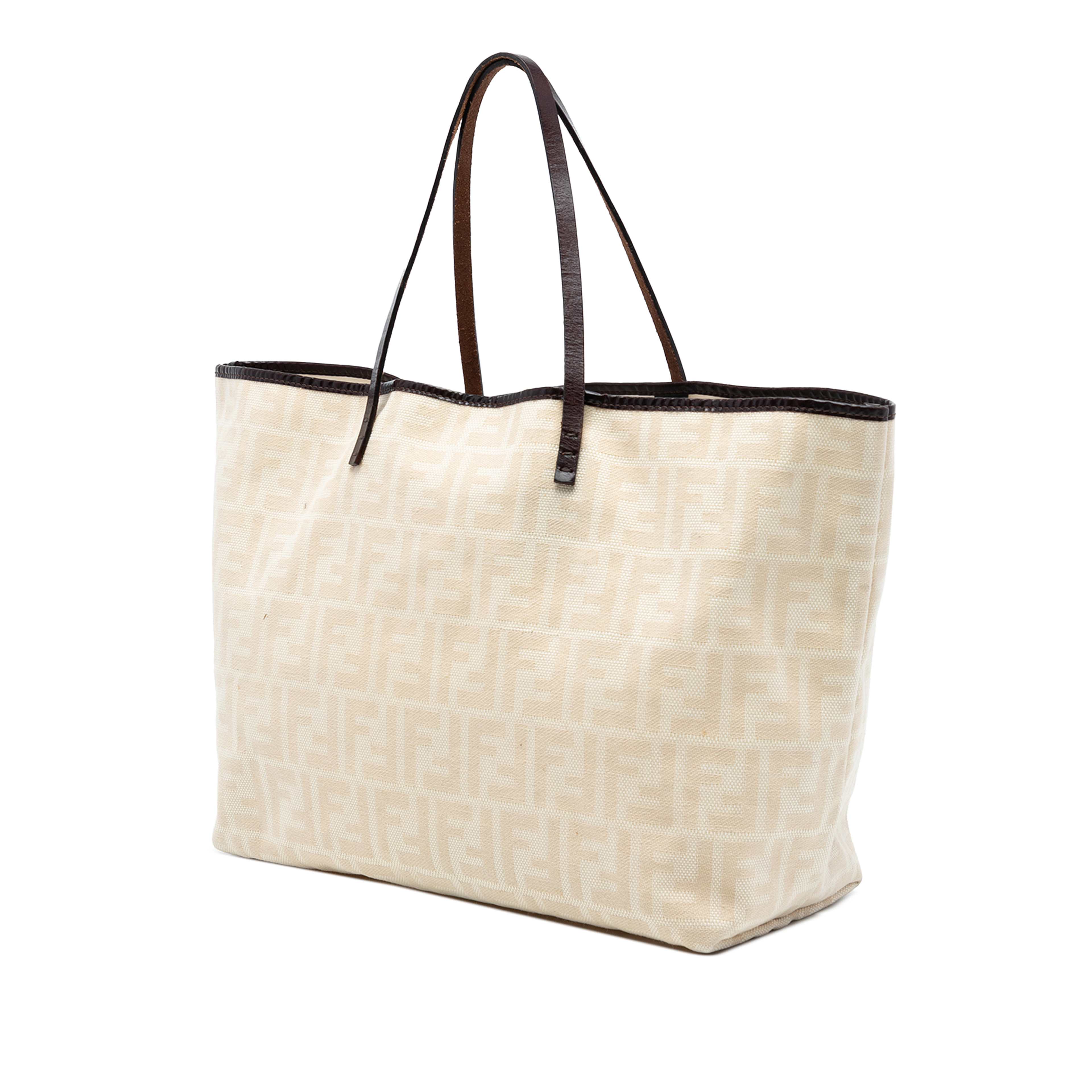Fendi Medium Zucca Canvas Roll Tote, från Luxclusif, i färgen light beige. Klicka för att öppna bilden i stort format