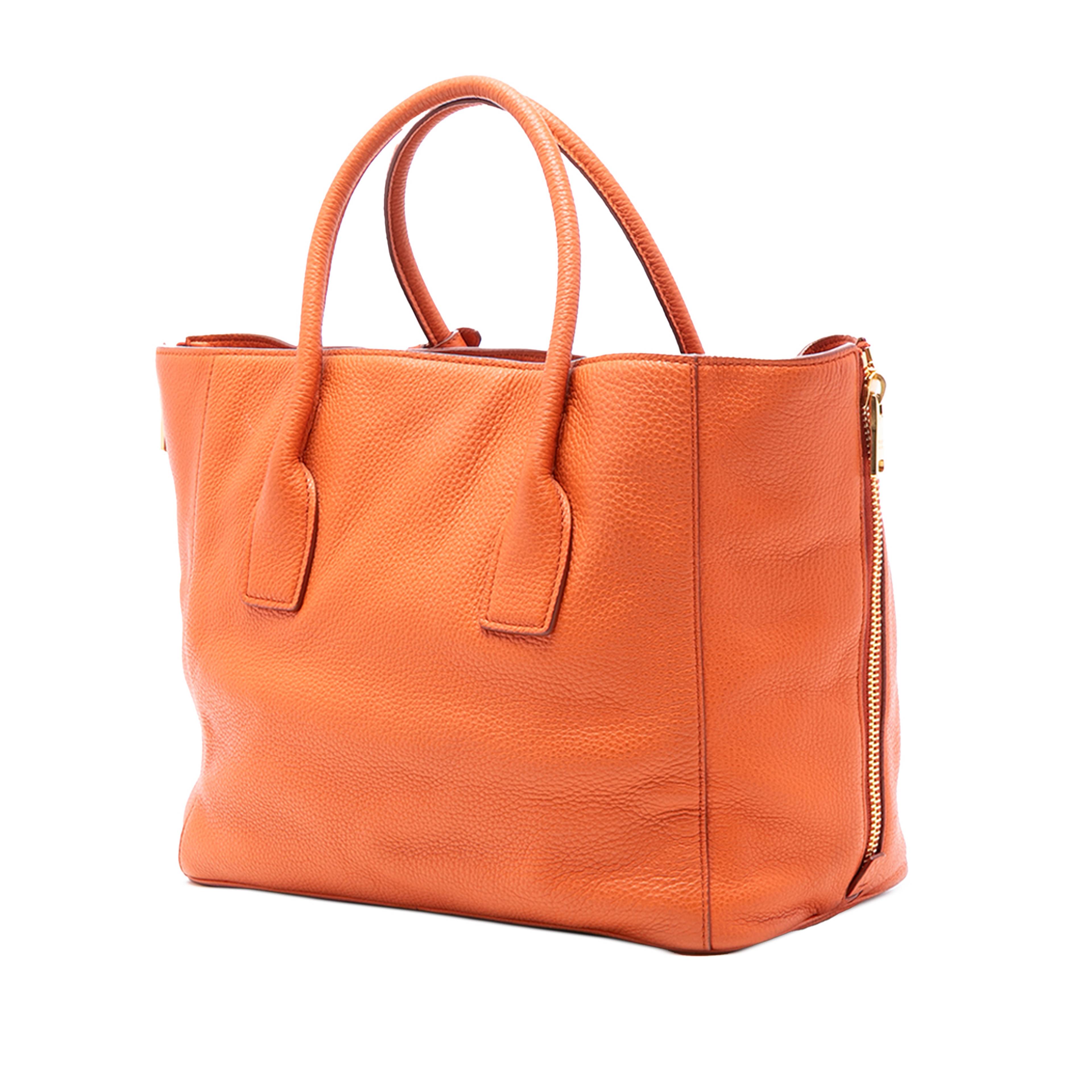 Prada Vitello Daino Side Zip Twin Pocket Open Convertible Tote, från Luxclusif, i färgen orange. Klicka för att öppna bilden i stort format