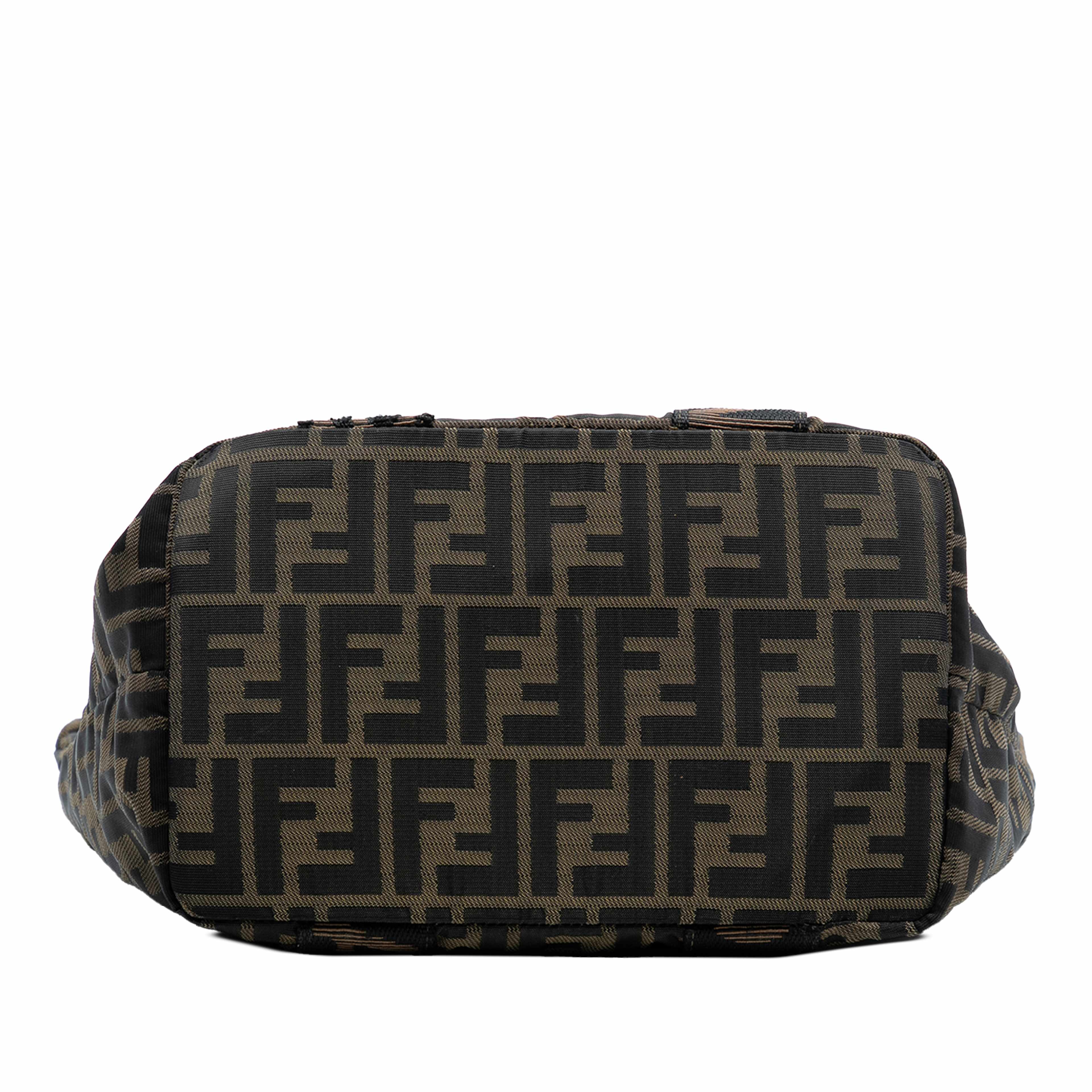 Fendi Zucca Canvas Roma 1925 Shopping Tote, från Luxclusif, i färgen brown. Klicka för att öppna bilden i stort format