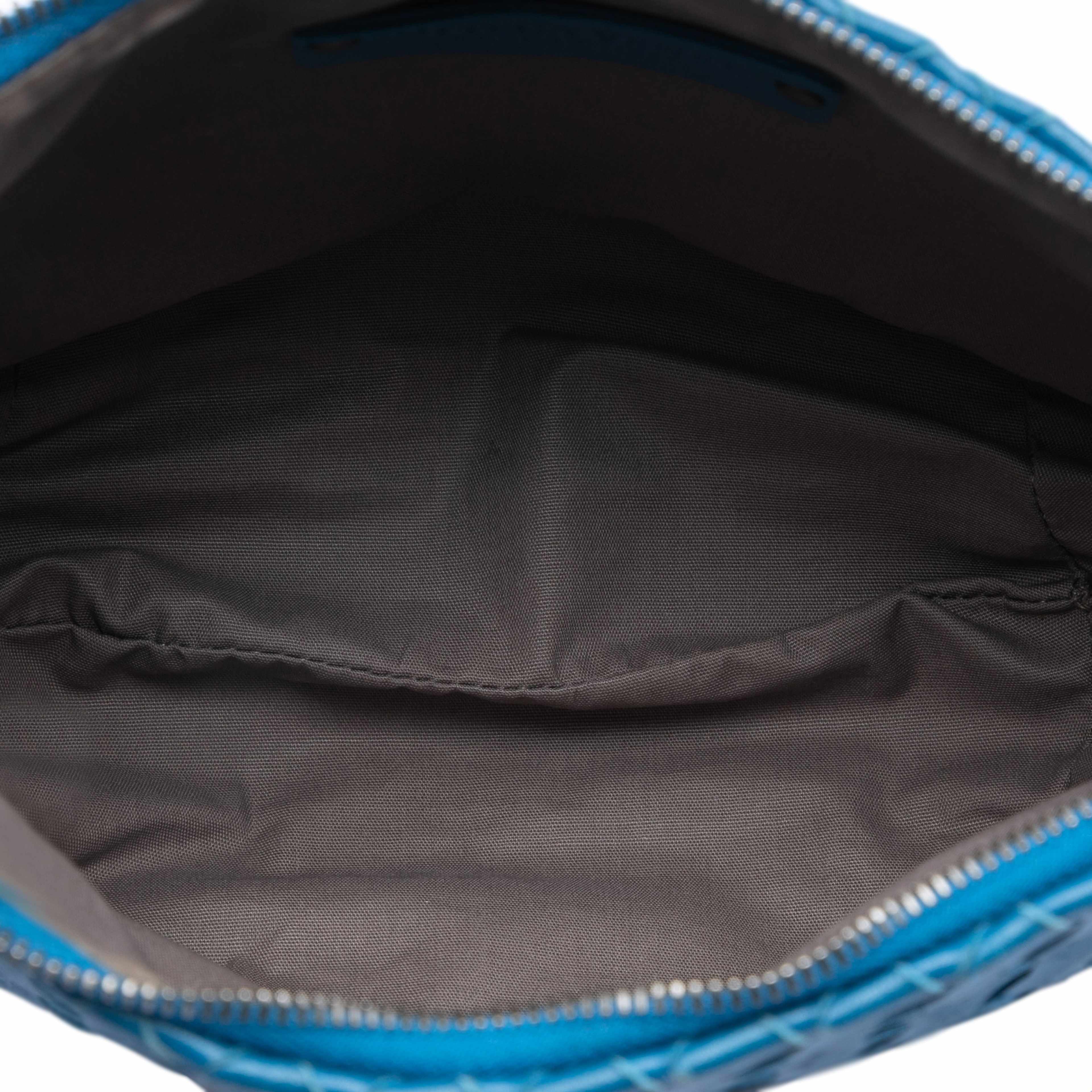 Bottega Veneta Nappa Intrecciato Crossbody, från Luxclusif, i färgen blue. Klicka för att öppna bilden i stort format