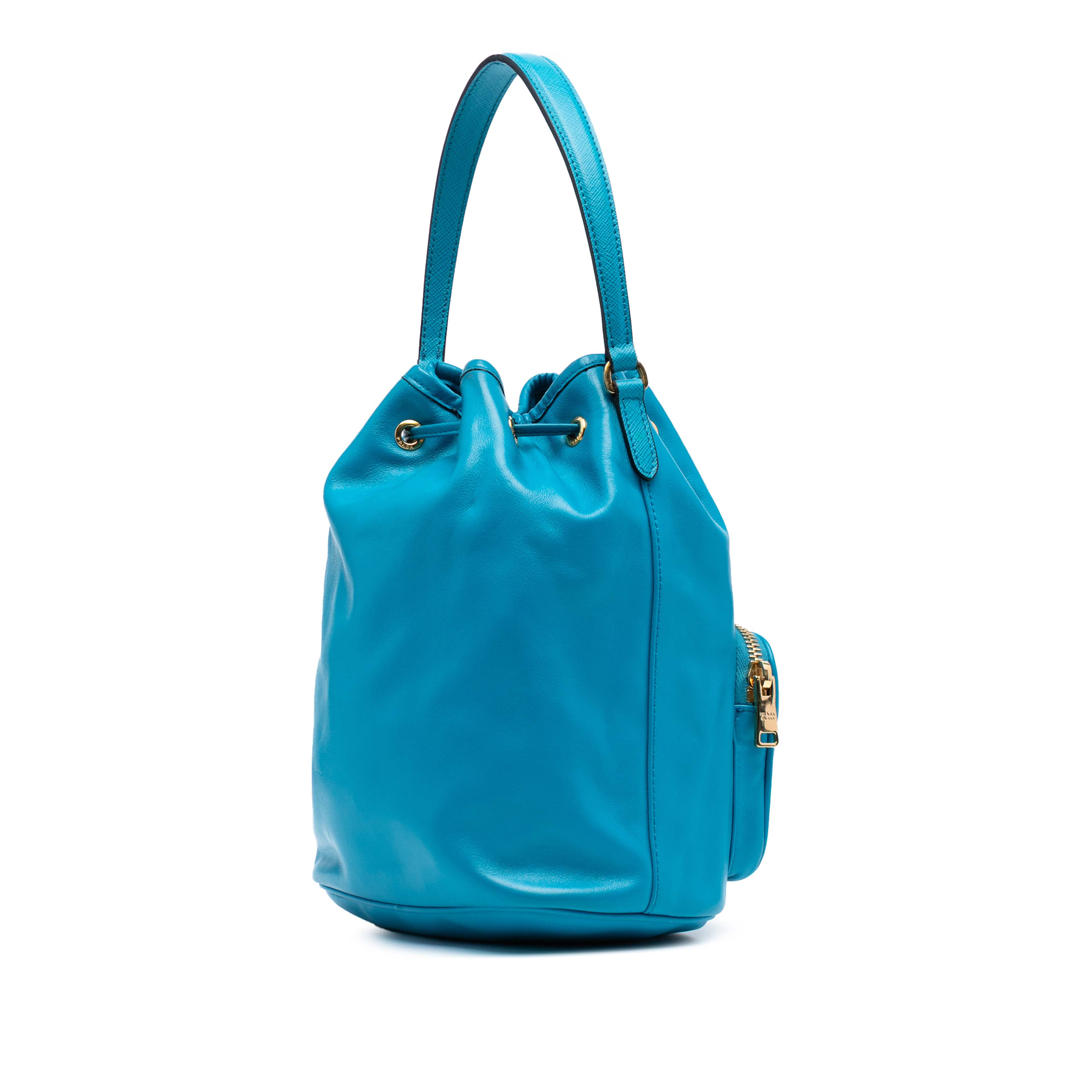Prada Mini Soft Calf Drawstring Bucket Bag, från Luxclusif, i färgen blue. Klicka för att öppna bilden i stort format